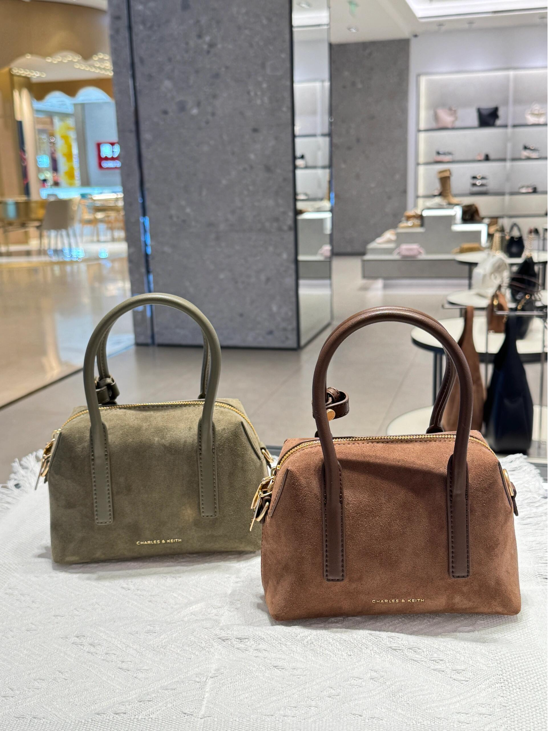 代購-CHARLES&KEITH 小ck 仿麂皮小方包 波士頓包 合成革 Mocha Brown摩卡棕/Deep Olive深橄欖色