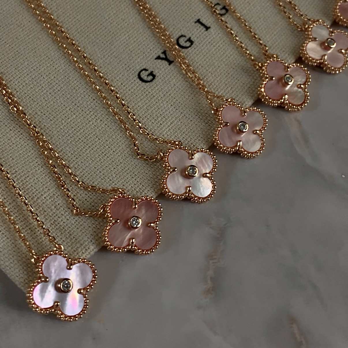 18k”va聖誕限定炫光粉母貝”玫瑰金中號四葉草/高奢定製項鍊