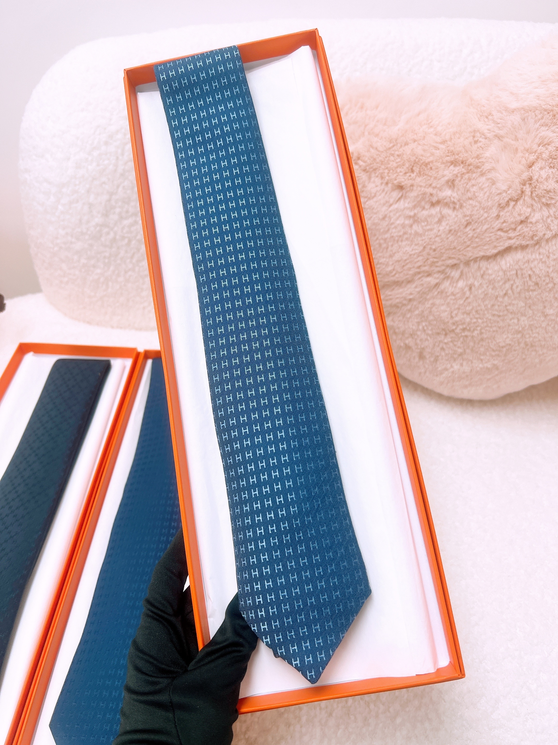 *Unused* Hermes tie (faconnee h blue)