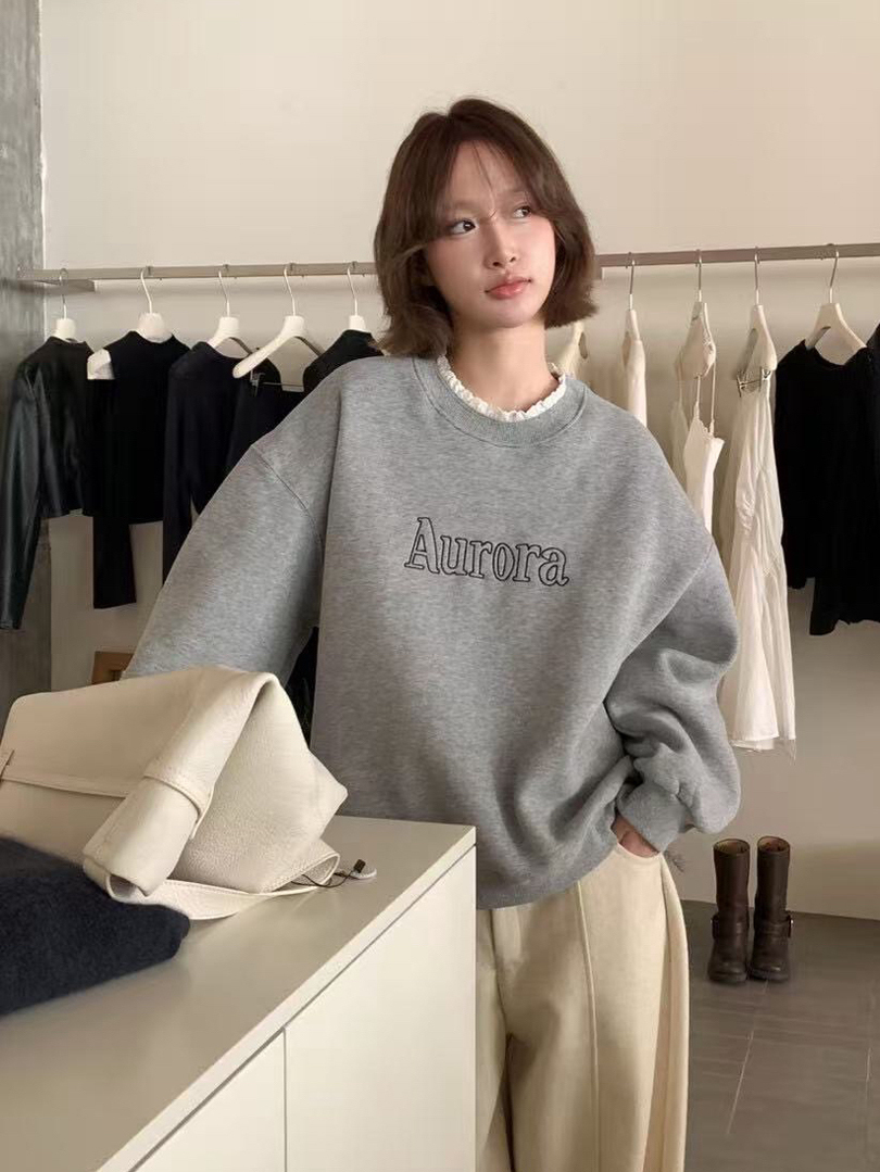 Aurora 內刷毛蕾絲領休閒大學T｜溫柔不裝年輕的日常保暖款 ⚡️搶手貨⚡️