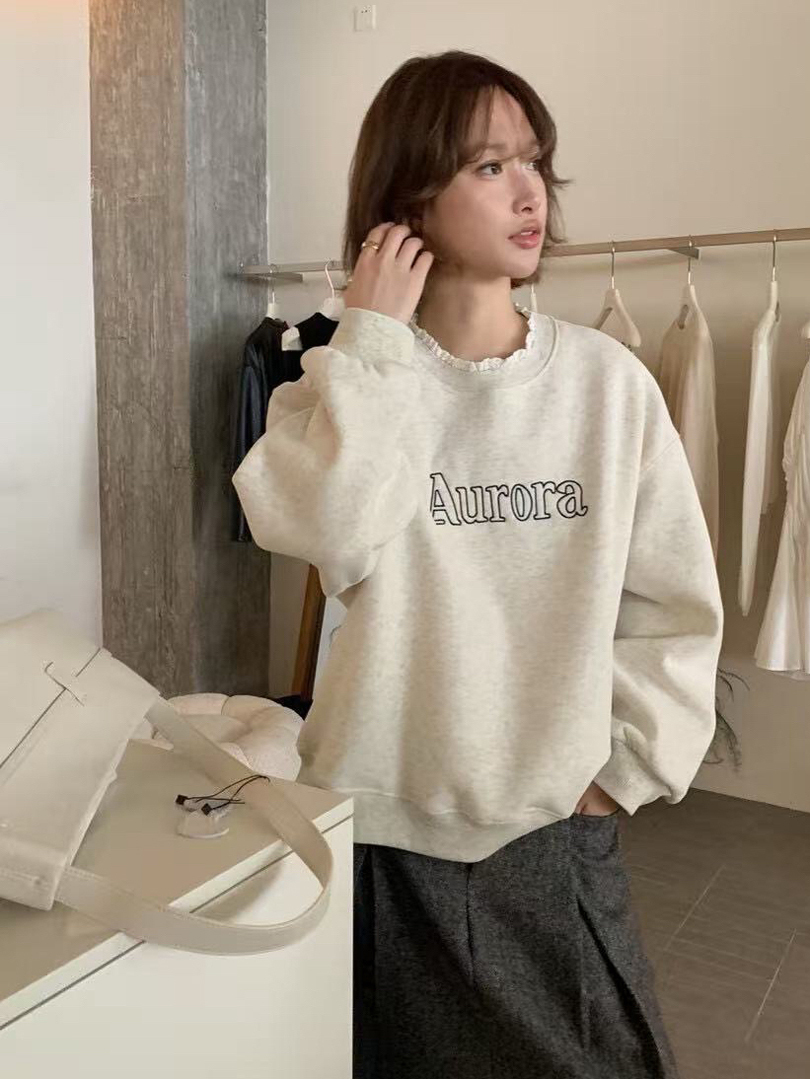 Aurora 內刷毛蕾絲領休閒大學T｜溫柔不裝年輕的日常保暖款 ⚡️搶手貨⚡️