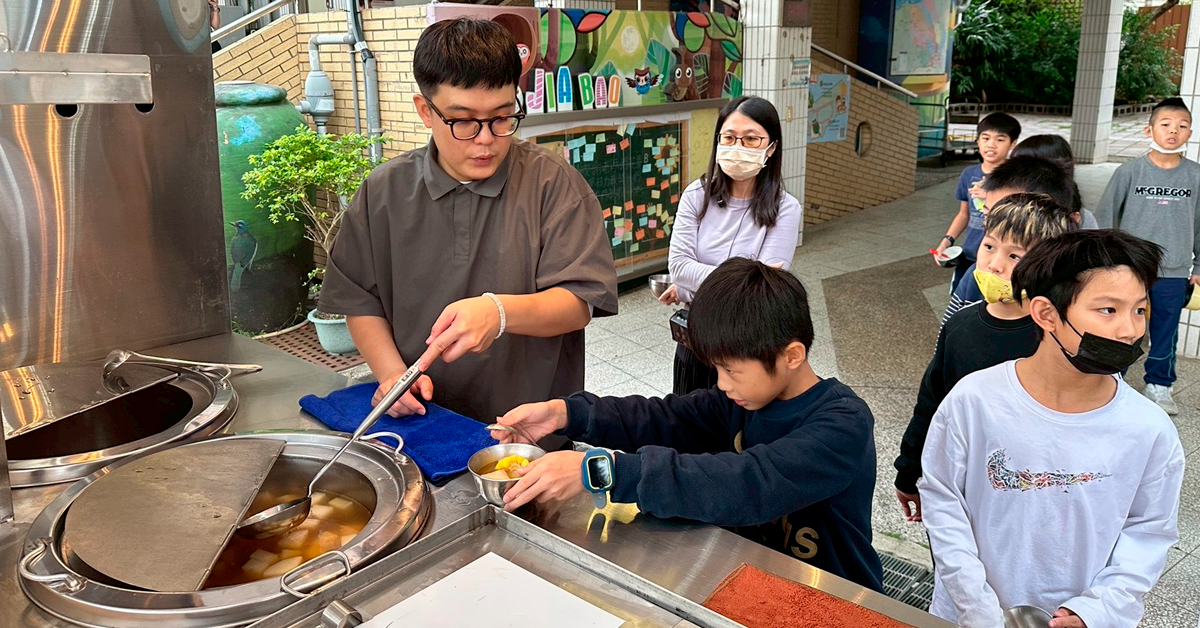芳茲幸福餐車前進偏鄉國小，滴雞精化身為暖心湯底