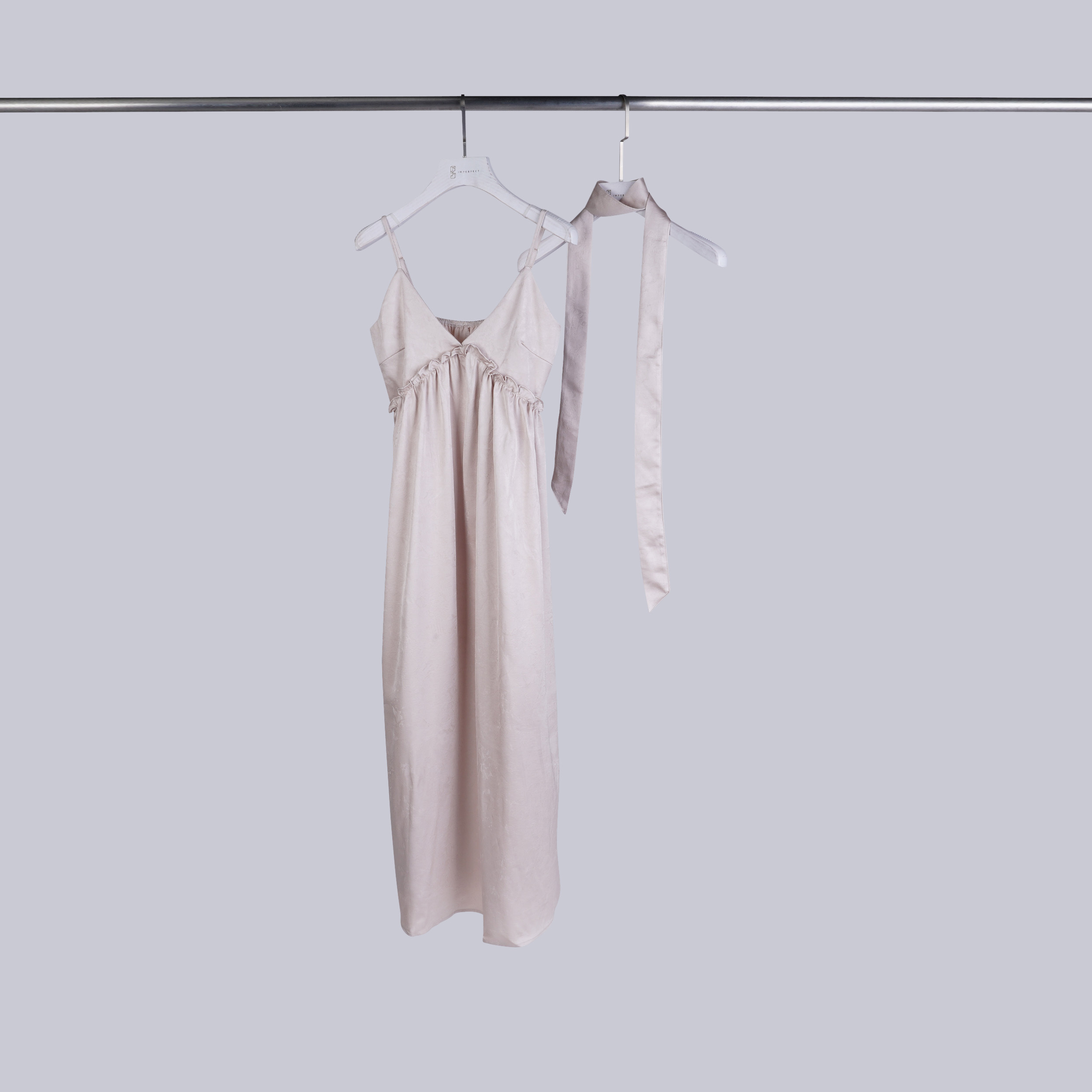 質感壓紋抓摺細肩長洋 + 圍脖 | 香檳金