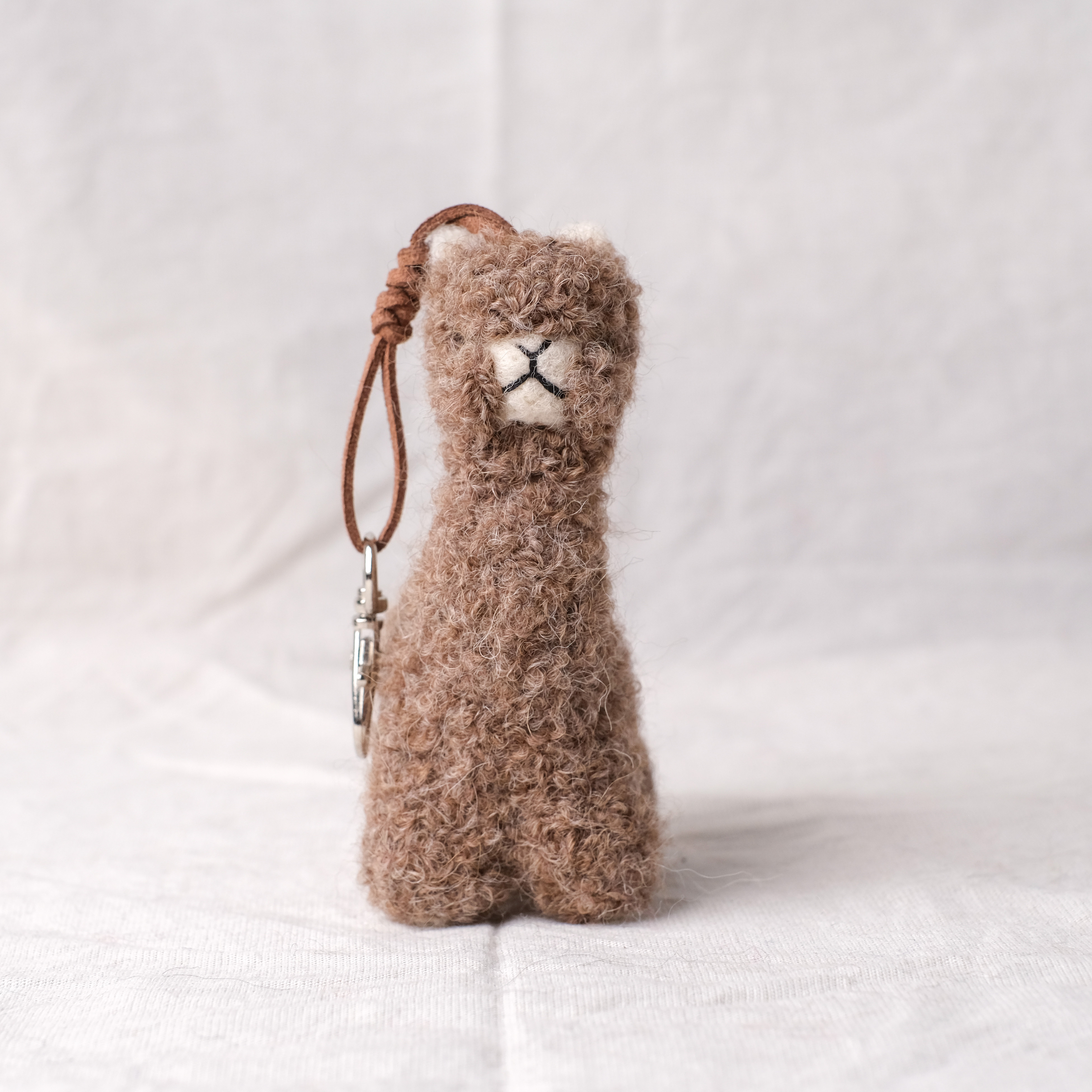 羊駝毛吊飾｜針氈羊駝－淺灰｜秘魯