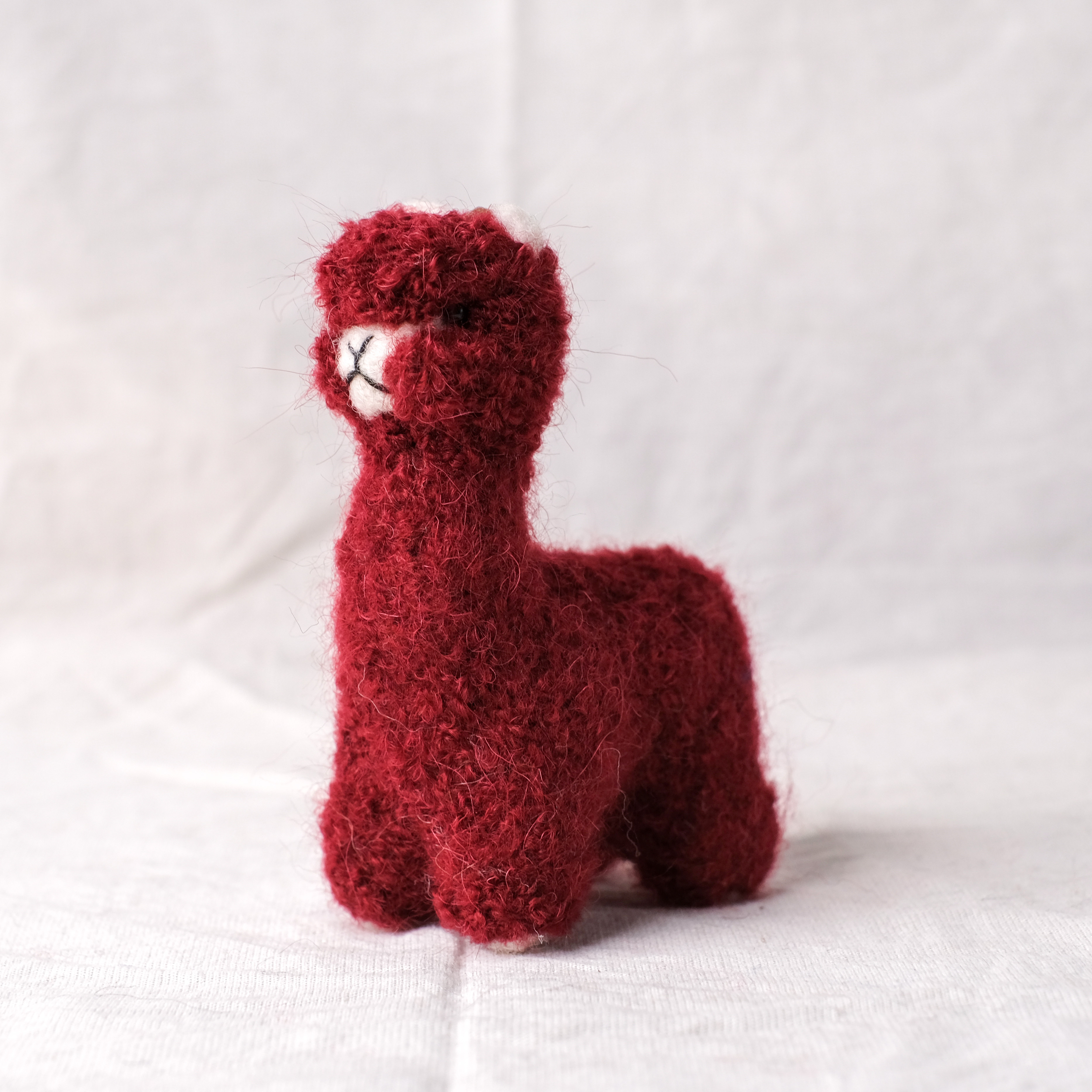 羊駝毛吊飾｜針氈羊駝－酒紅｜秘魯