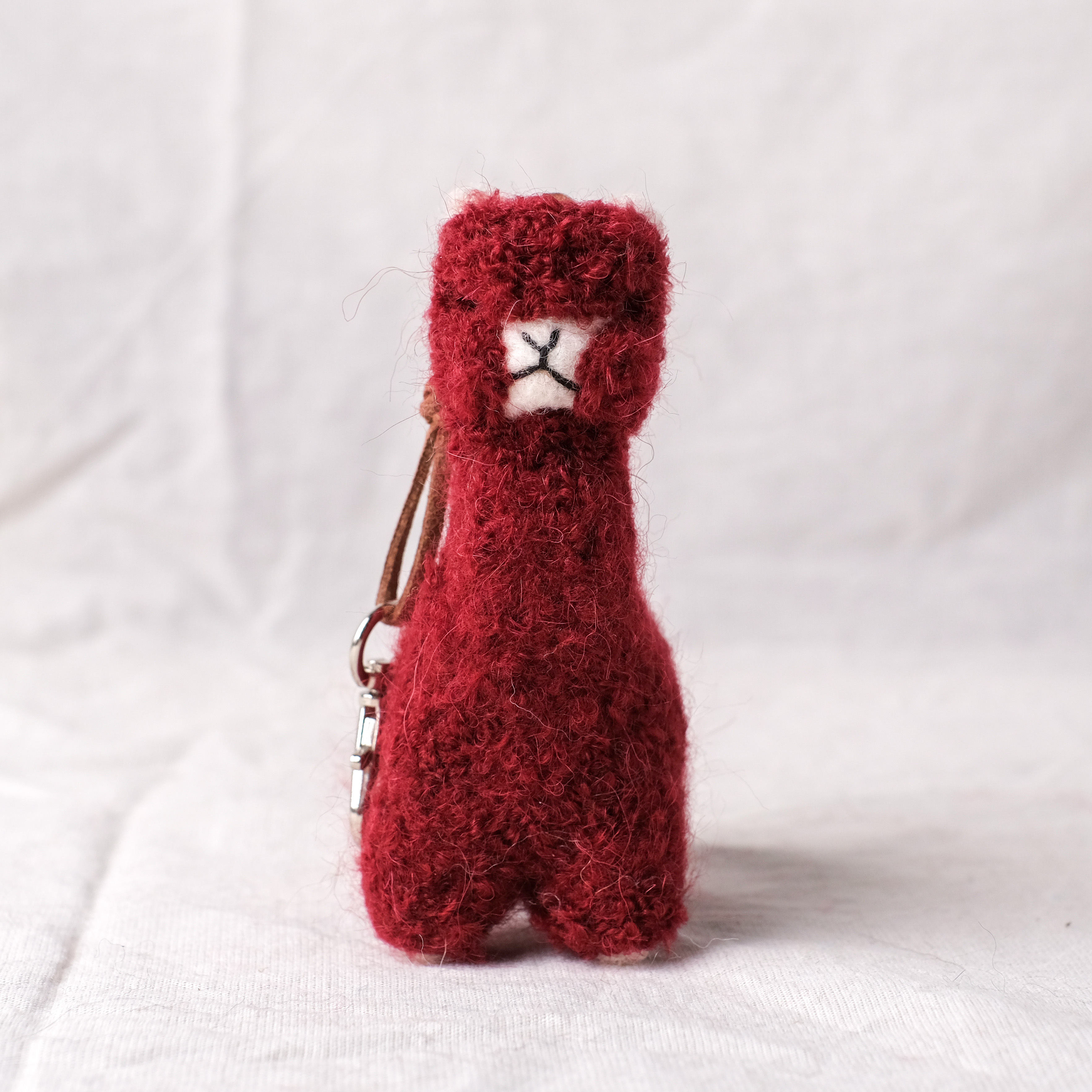 羊駝毛吊飾｜針氈羊駝－酒紅｜秘魯