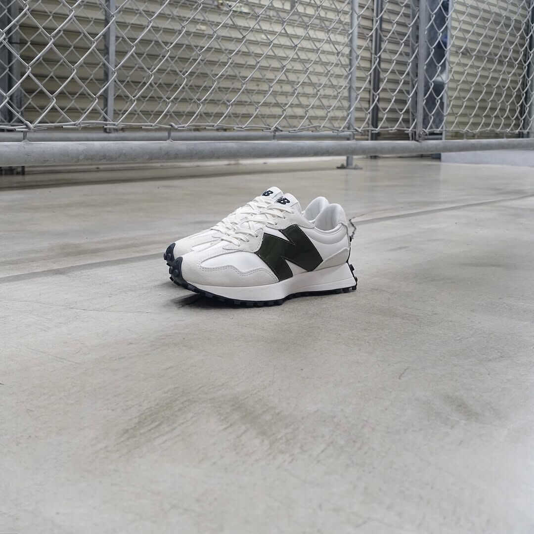 <年末折扣🇯🇵> NEW BALANCE 327 NB 白黑 白灰 亮黑 外縫線 亮面皮革 荔枝皮 女鞋 WS327JWA / 預購