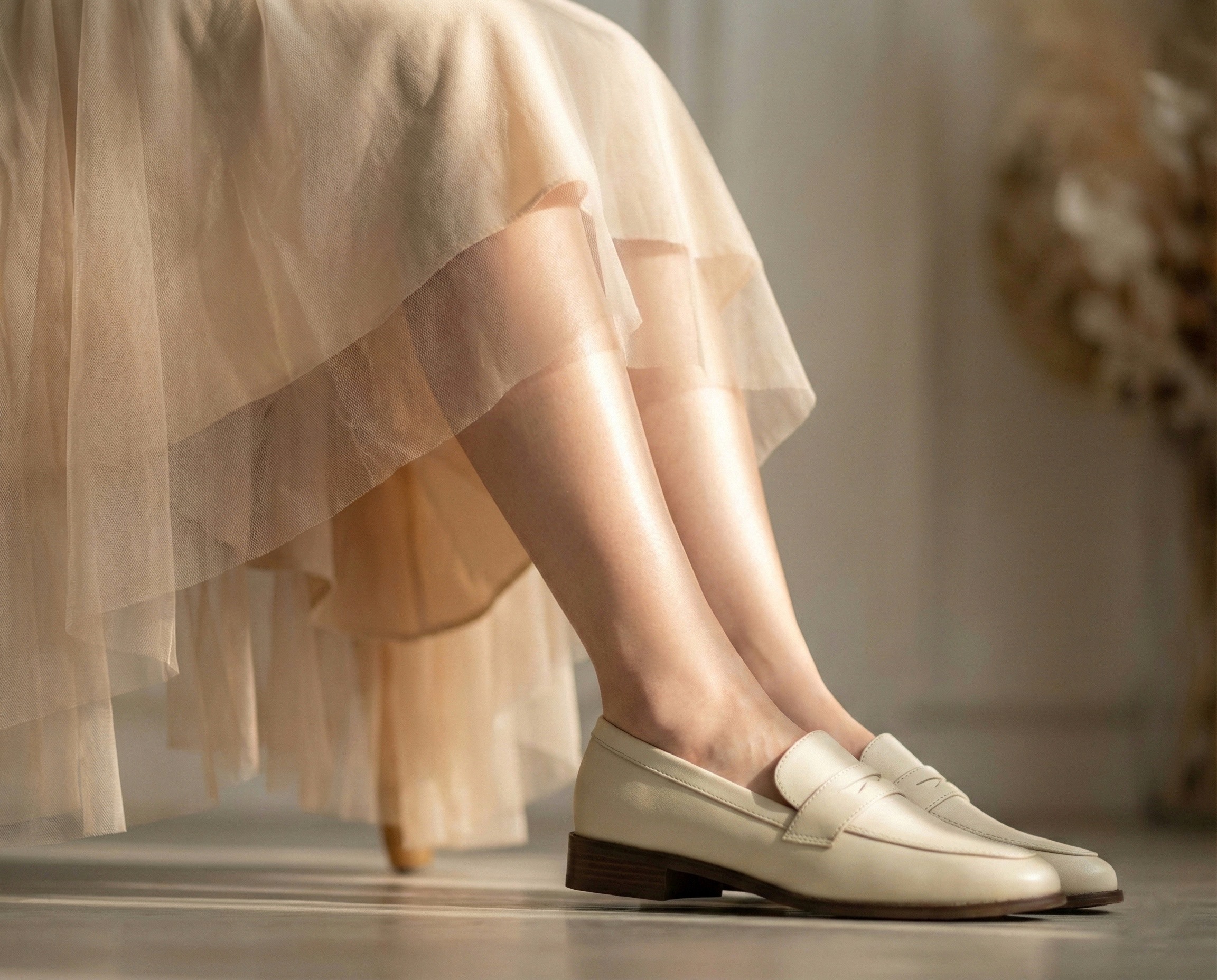 Sanly Joy 裸杏色真皮女鞋穿搭示範，利用接近膚色的淺色鞋款延伸腿部線條，不用穿高跟鞋也能顯腿長，是小個子女生參加婚禮或謝師宴的必備顯瘦單品。