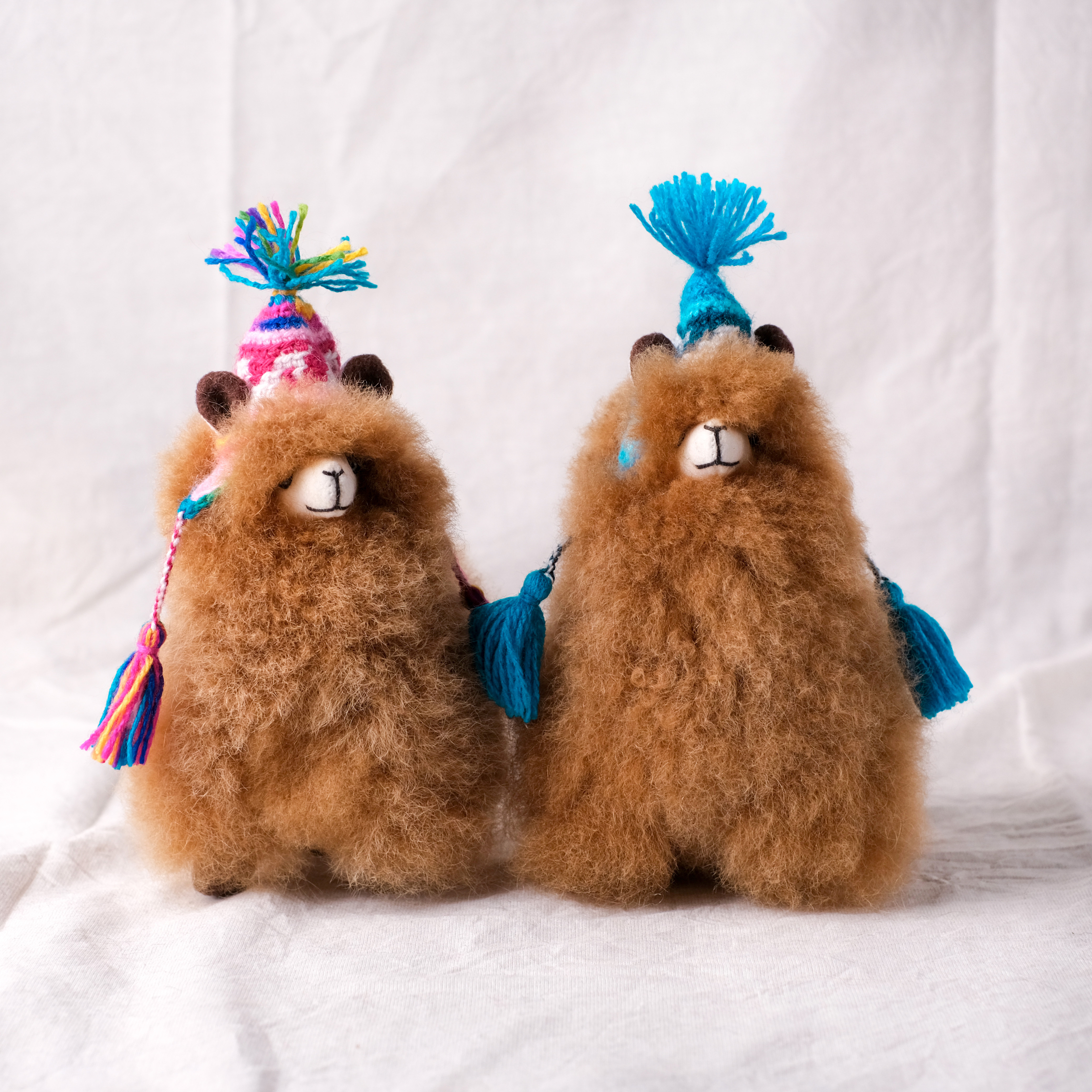 羊駝毛絨擺飾｜毛帽羊駝－淺棕－15cm｜秘魯