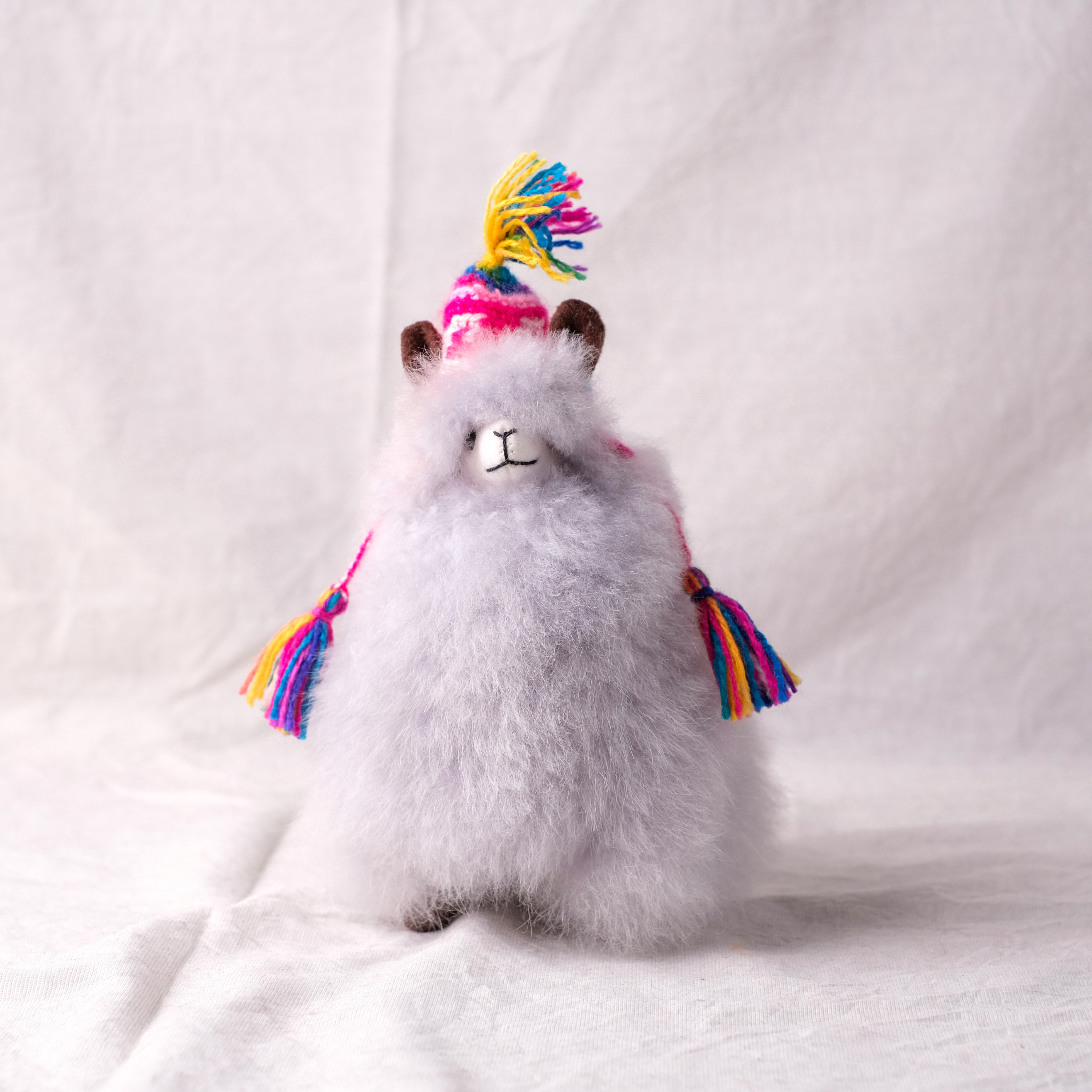 羊駝毛絨擺飾｜毛帽羊駝－淺灰－15cm｜秘魯