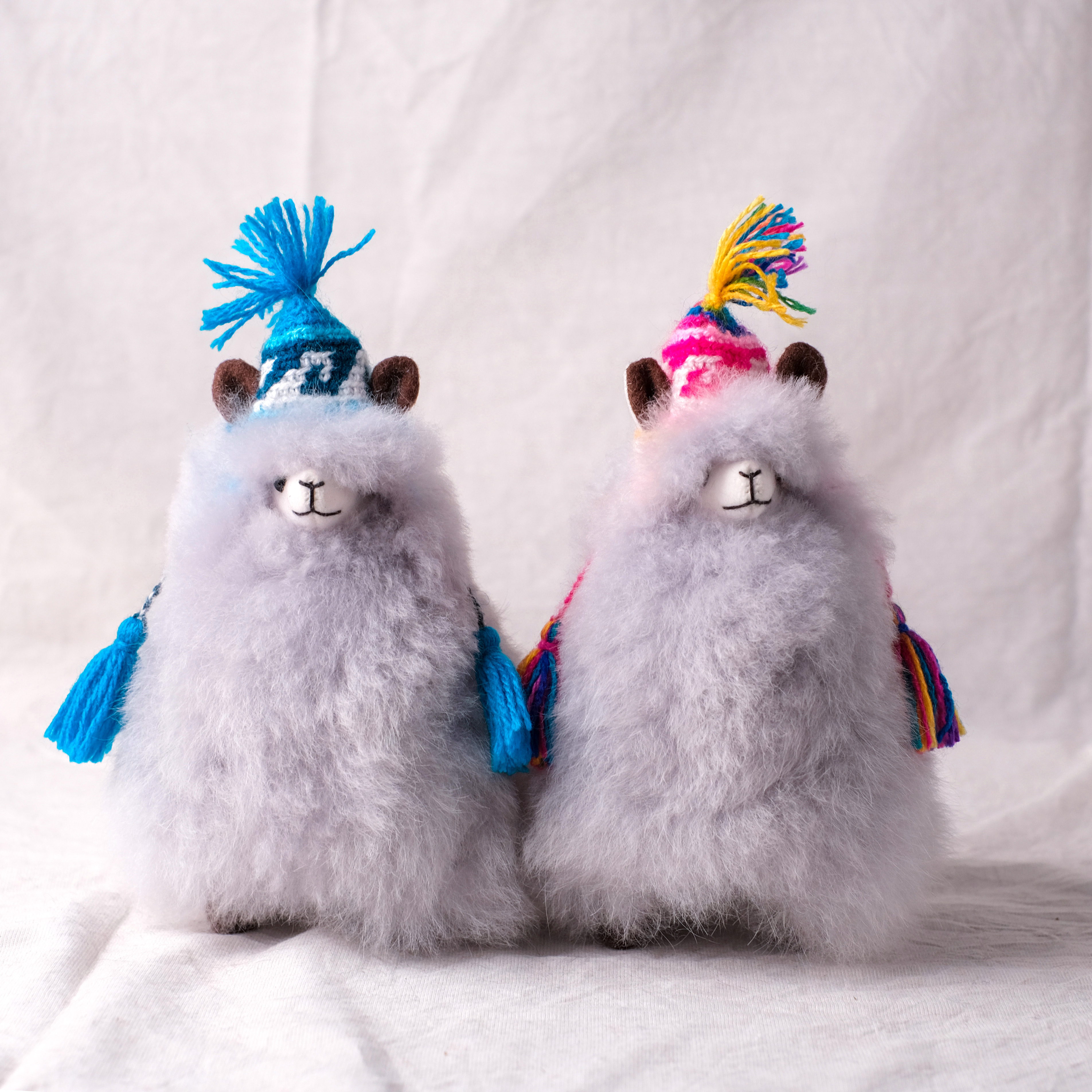 羊駝毛絨擺飾｜毛帽羊駝－淺灰－15cm｜秘魯