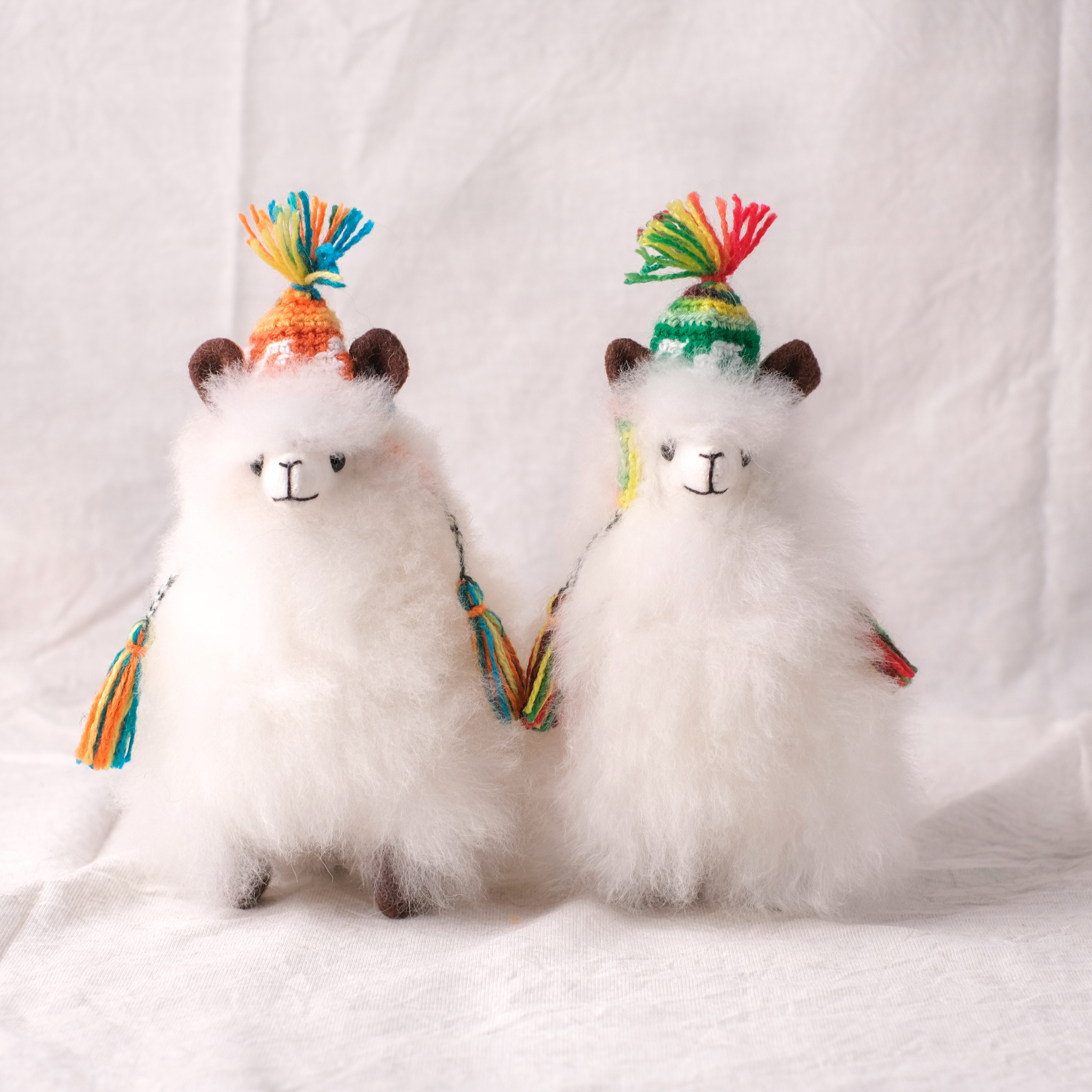 羊駝毛絨擺飾｜彩虹毛帽羊駝－純白－15cm｜秘魯