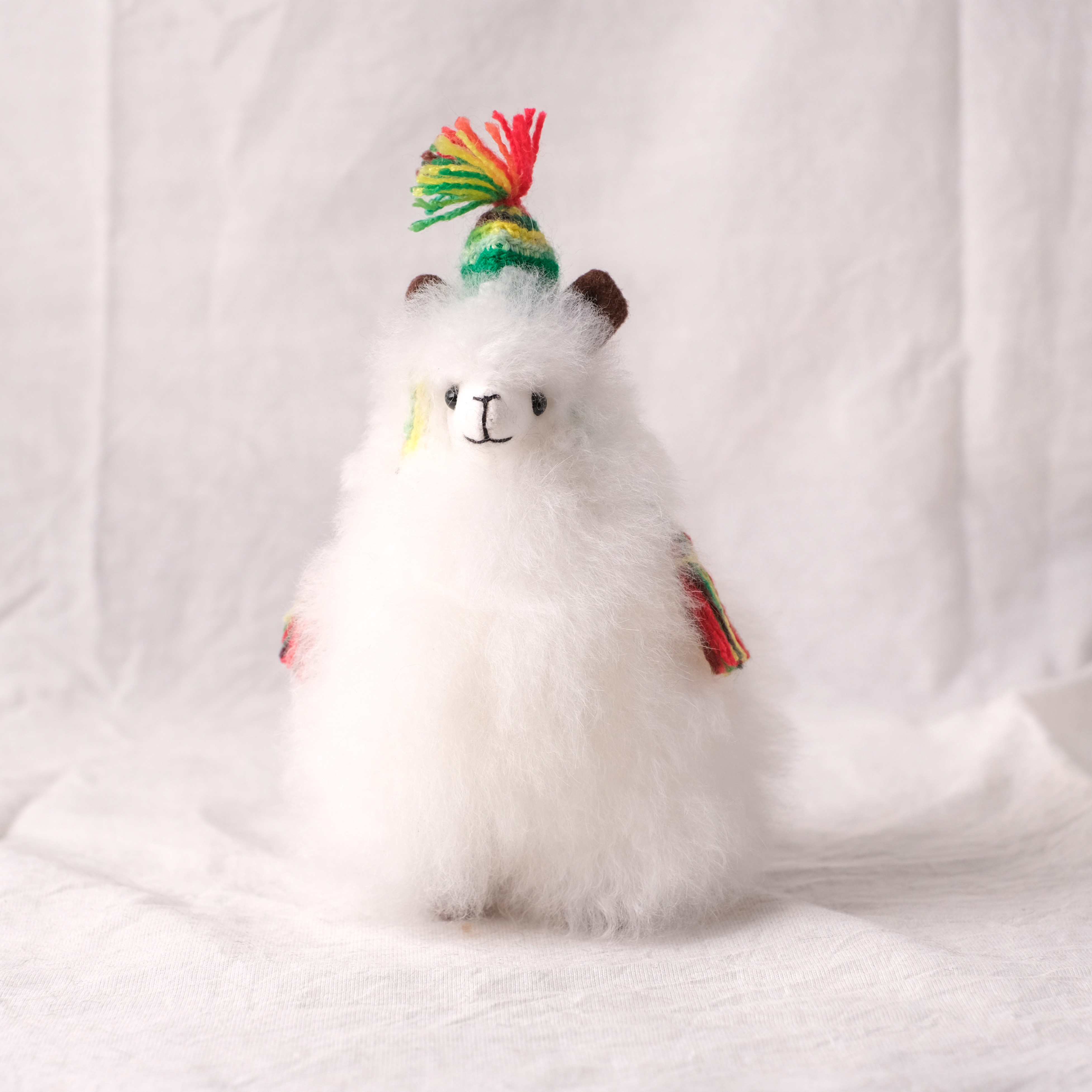 羊駝毛絨擺飾｜彩虹毛帽羊駝－純白－15cm｜秘魯