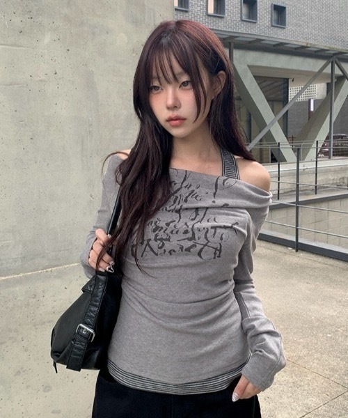 VIVID 液態字體 掛脖 假兩件 一字領 長袖 上衣