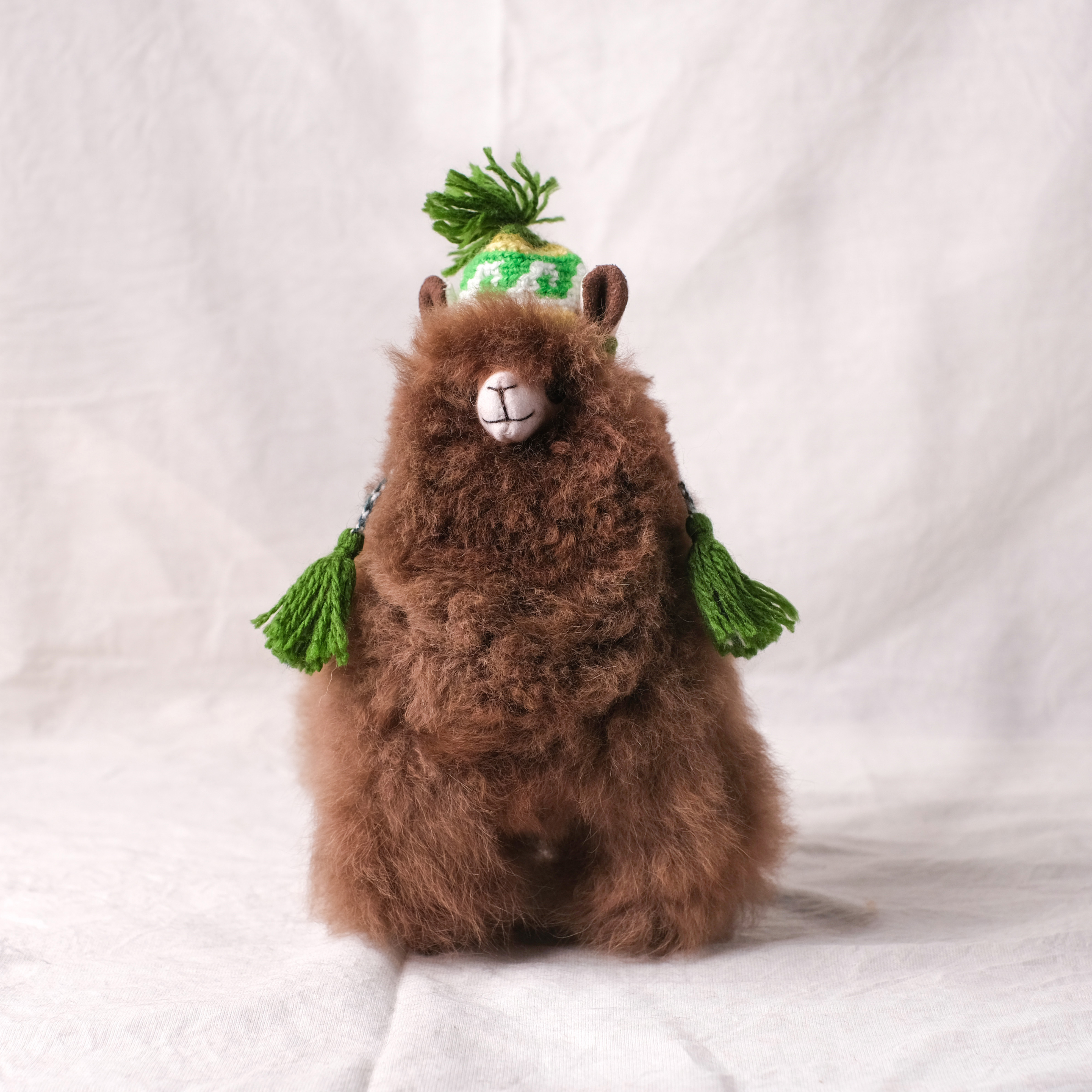 羊駝毛絨擺飾｜毛帽羊駝－深棕－20cm｜秘魯