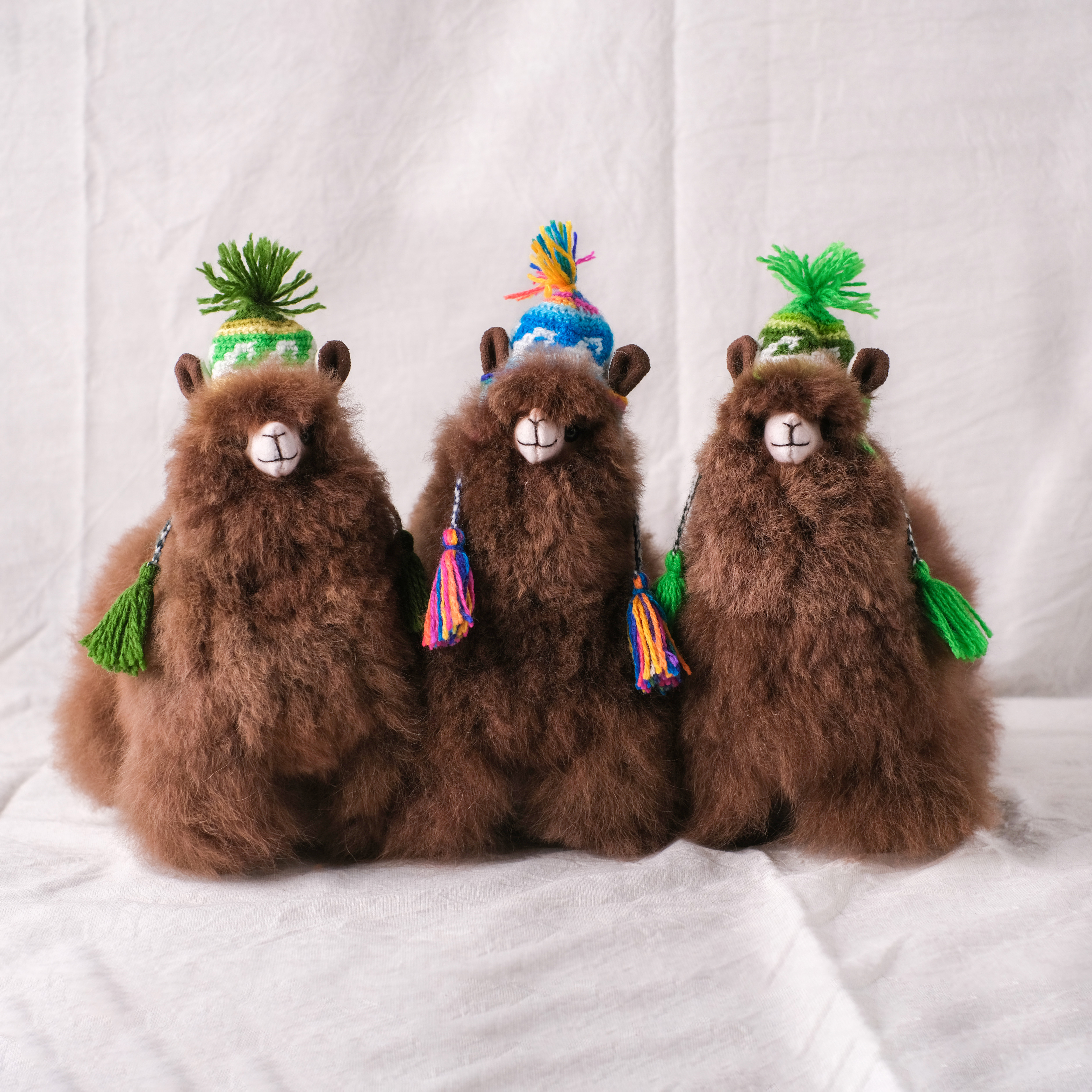 羊駝毛絨擺飾｜毛帽羊駝－深棕－20cm｜秘魯