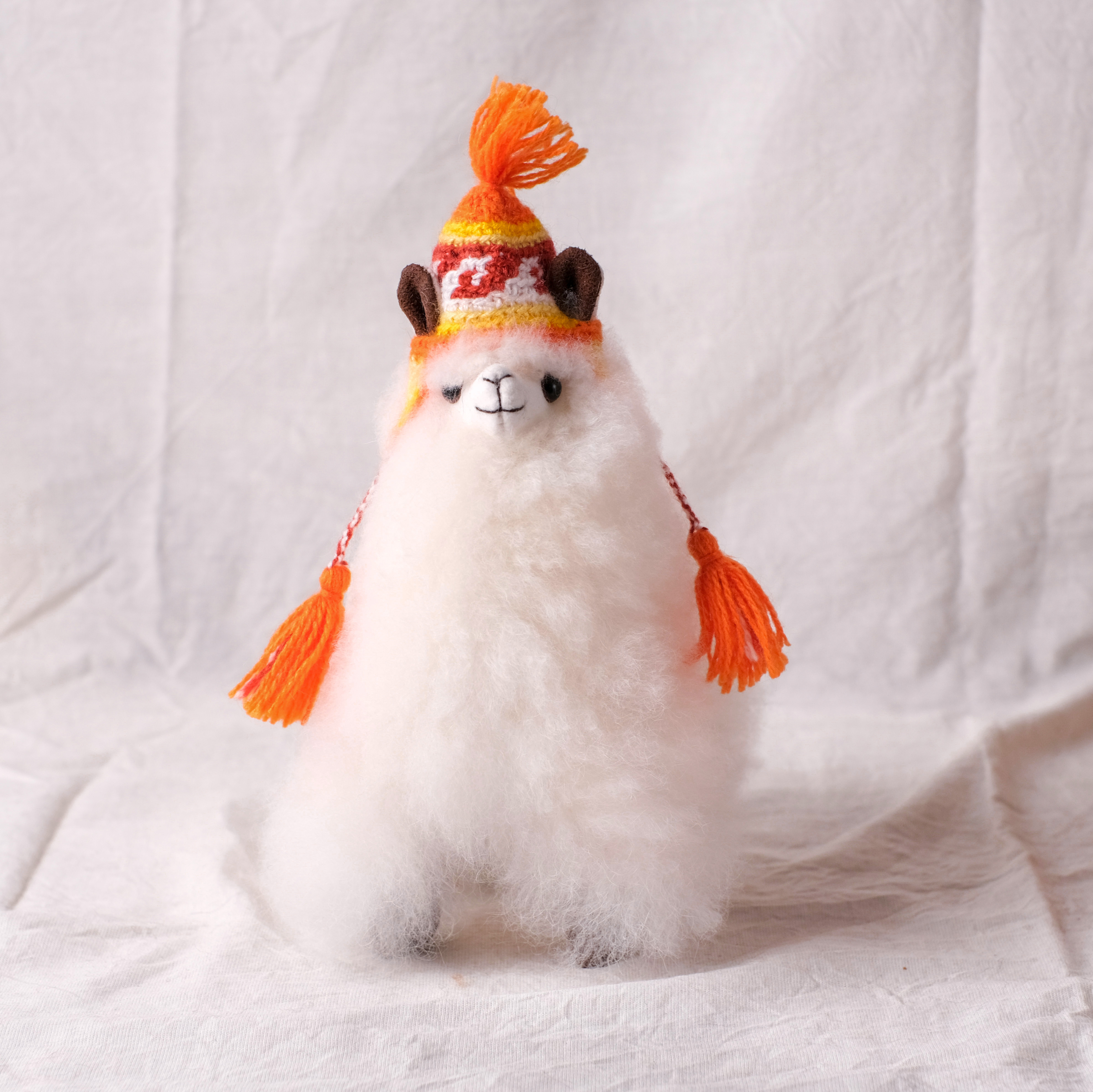 羊駝毛絨擺飾｜橘色毛帽羊駝－純白－20cm｜秘魯