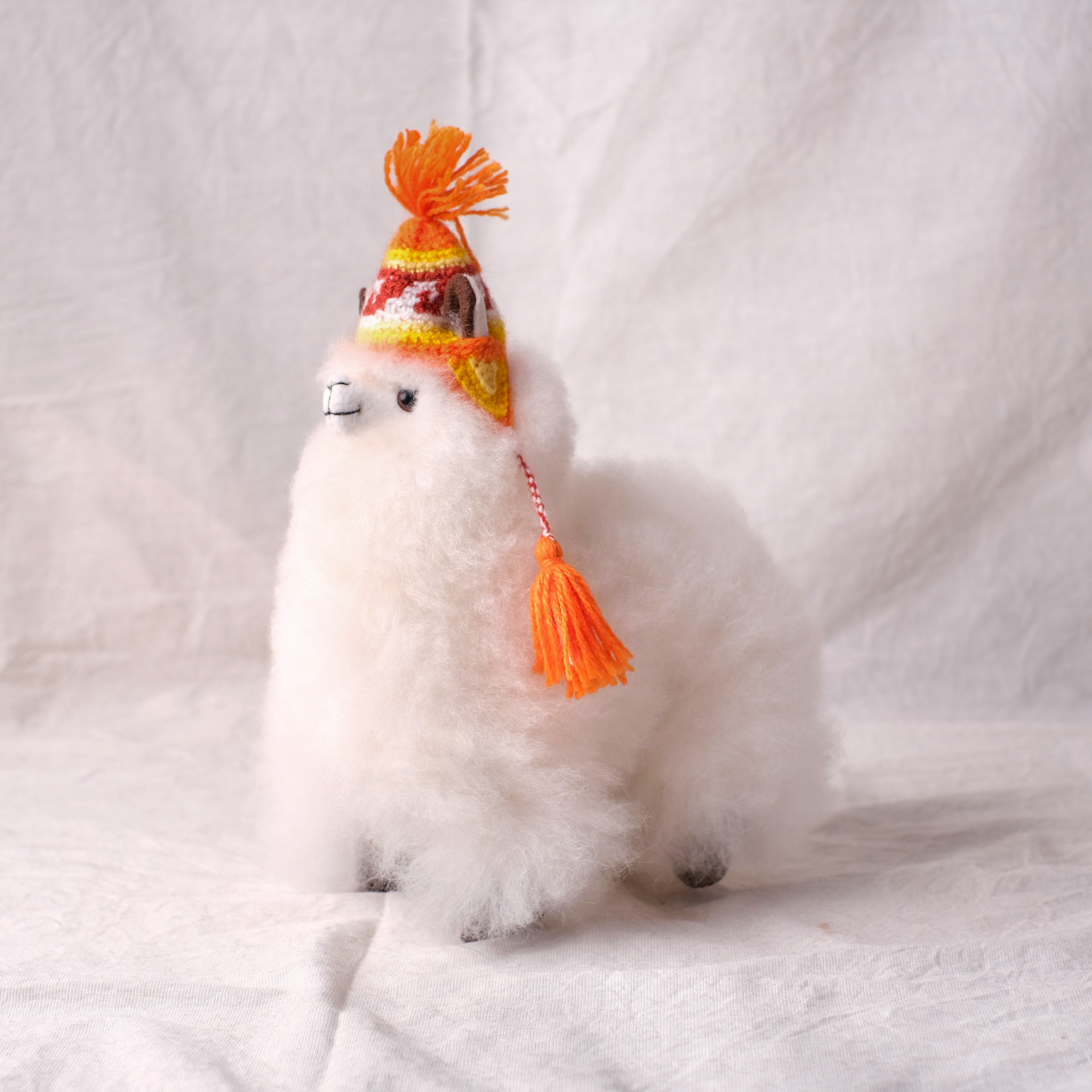 羊駝毛絨擺飾｜橘色毛帽羊駝－純白－20cm｜秘魯