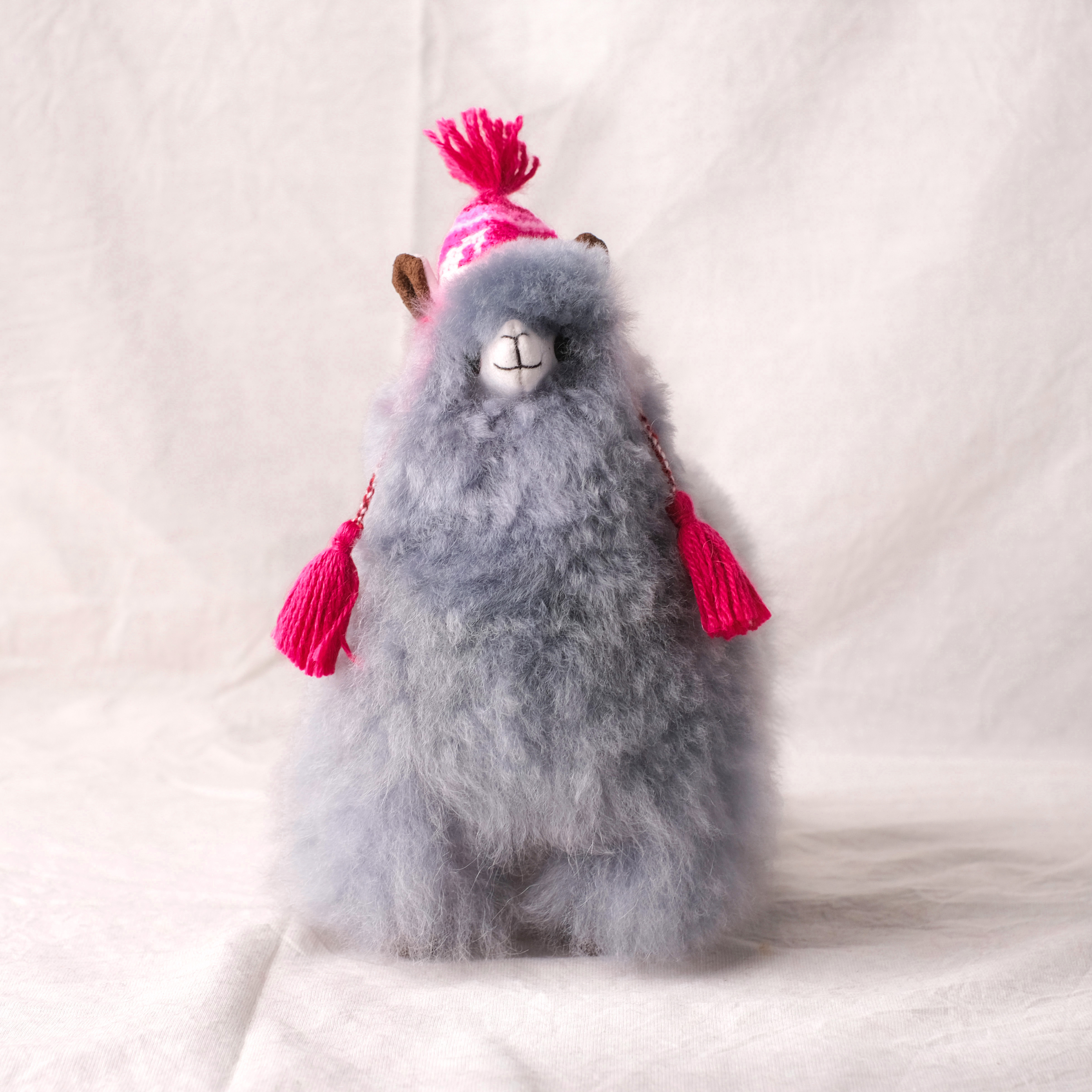 羊駝毛絨擺飾｜毛帽羊駝－深灰－20cm｜秘魯