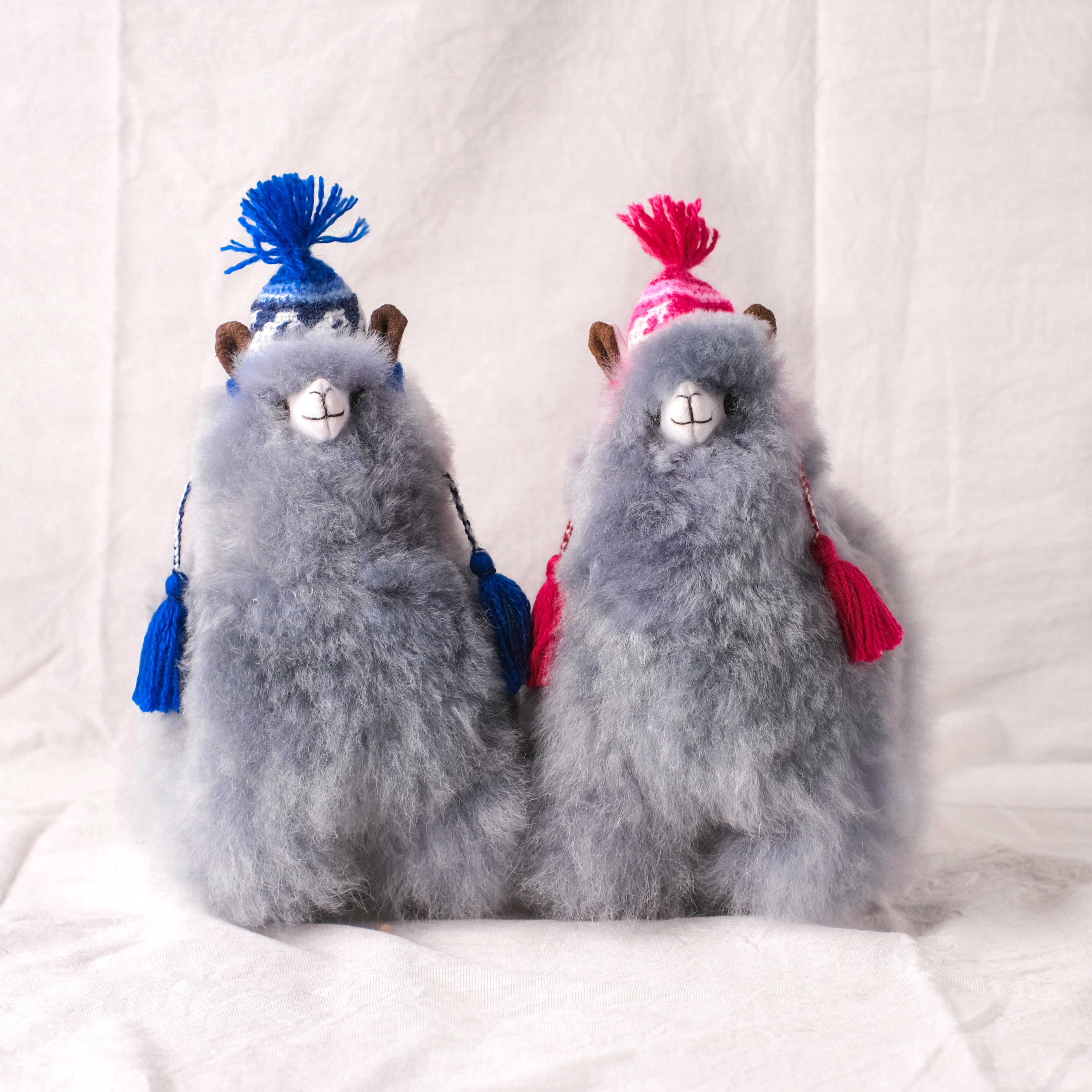 羊駝毛絨擺飾｜毛帽羊駝－深灰－20cm｜秘魯