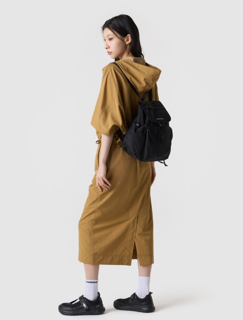 【現貨】𝐔𝐌𝐁𝐑𝐎 𝐍𝐲𝐥𝐨𝐧 𝐒𝐩𝐚𝐫𝐤𝐥𝐞 微光澤尼龍後背包｜黑標系列 機能收納 𝐔𝐐𝟐𝟐𝟑𝐂𝐁𝐏𝟔𝟑