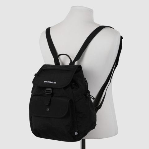 【現貨】𝐔𝐌𝐁𝐑𝐎 𝐍𝐲𝐥𝐨𝐧 𝐒𝐩𝐚𝐫𝐤𝐥𝐞 微光澤尼龍後背包｜黑標系列 機能收納 𝐔𝐐𝟐𝟐𝟑𝐂𝐁𝐏𝟔𝟑