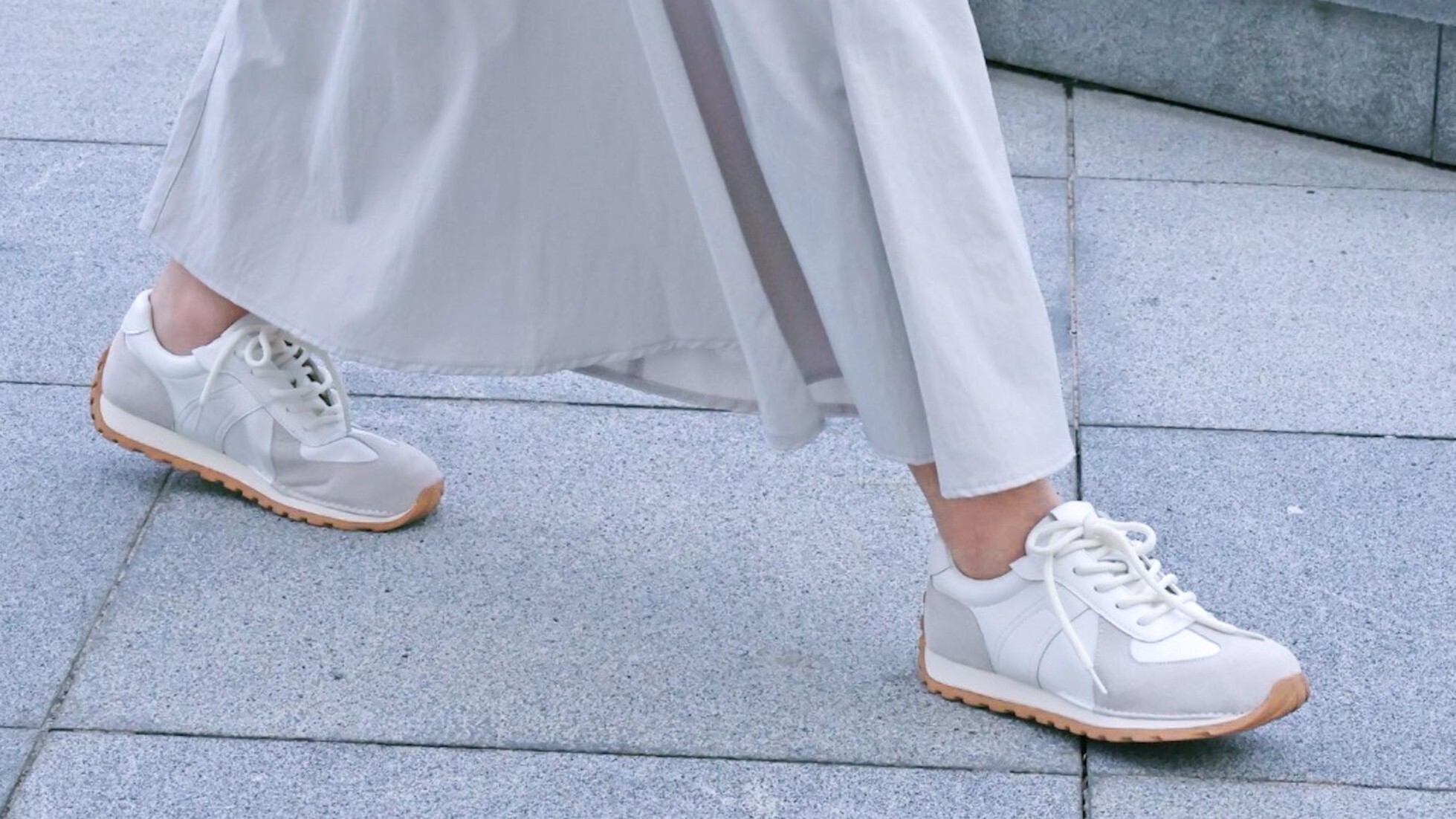 比較 2026 流行趨勢胖胖德訓鞋與傳統窄版德訓鞋的差異，Sanly Joy 獨家寬楦圓頭設計能修飾寬腳板，微厚底增高效果顯著，展現視覺顯瘦與舒適度兼具的台灣製真皮女鞋優勢。