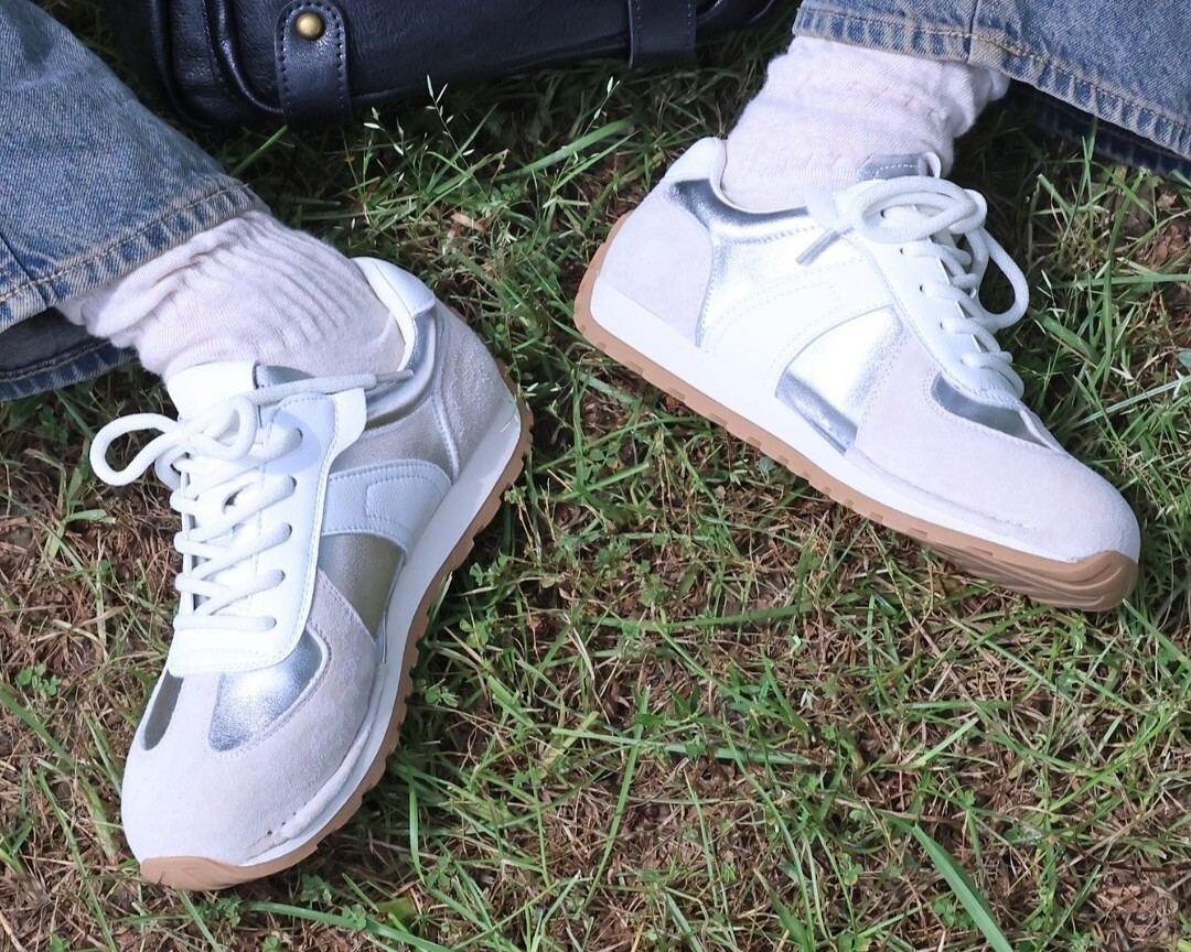 模特兒示範 Sanly Joy 胖胖德訓鞋的微厚底增高效果，結合 2026 寬楦流行趨勢，對比傳統薄底球鞋更具修飾性與舒適度，是小個子女生必備的顯高穿搭神鞋。