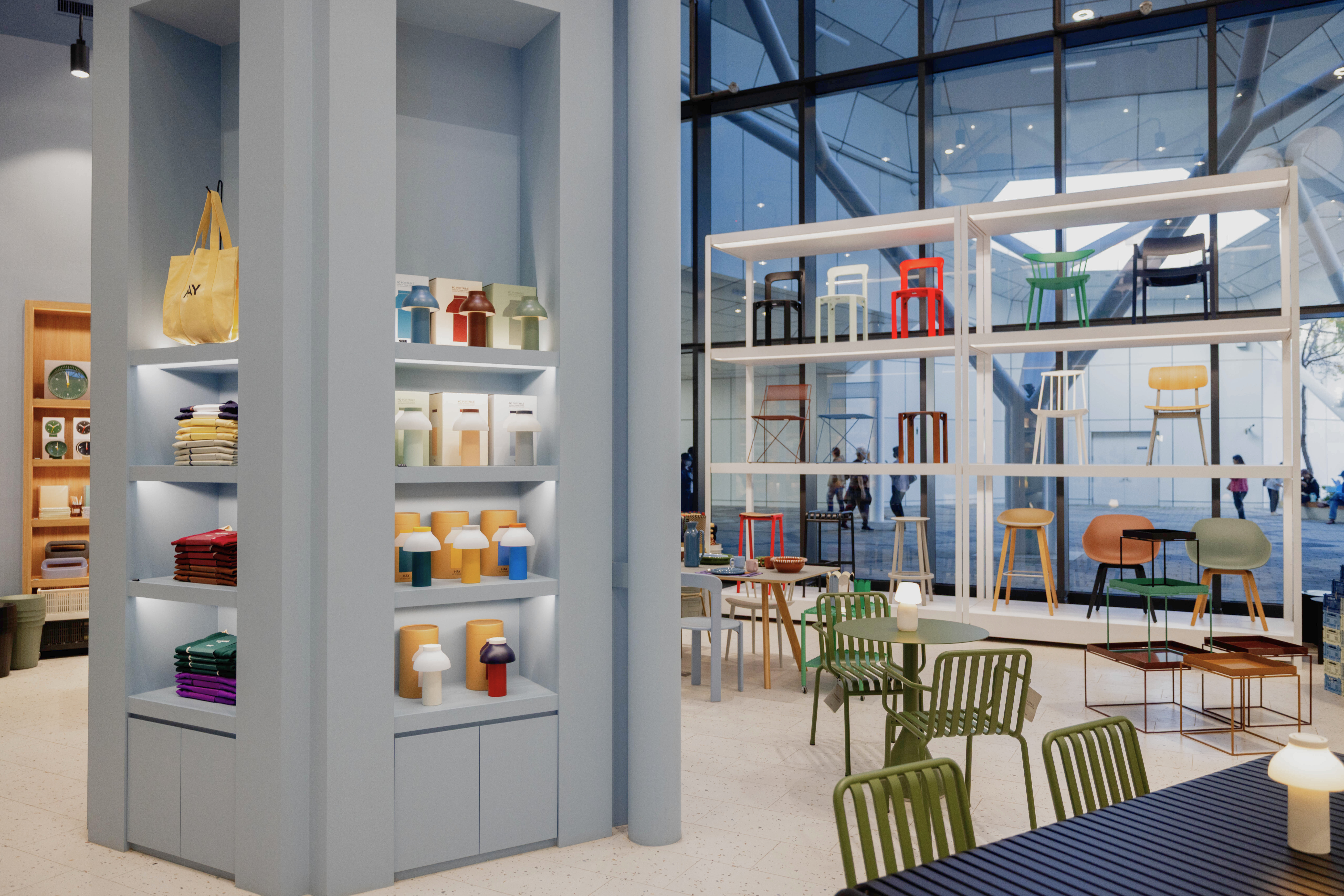 HAY 高雄店內部全景照，寬敞的雙層樓空間陳列多樣家具與家飾，自然光線充足。