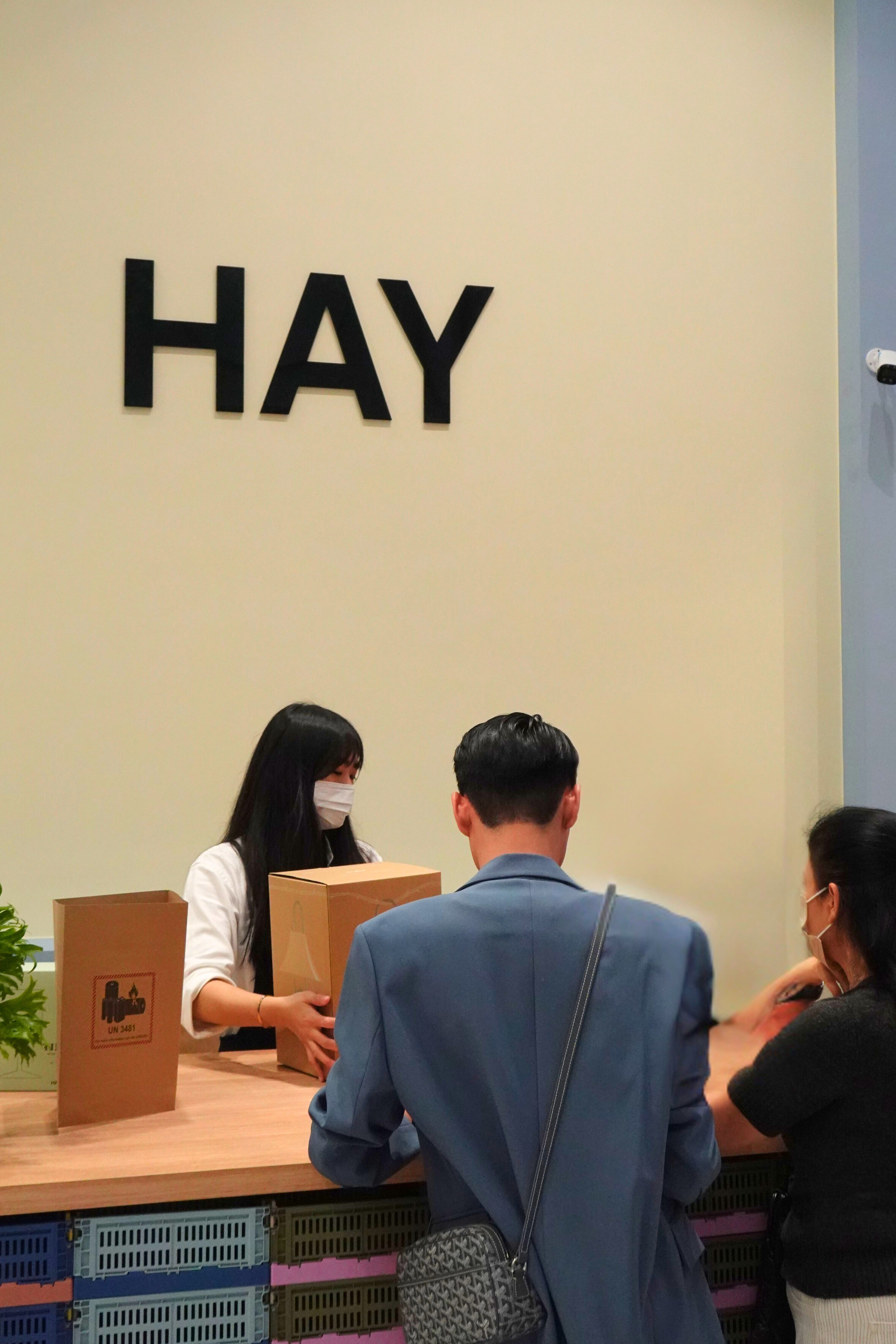HAY 高雄店櫃檯區域，多位顧客正在排隊結帳購買設計商品。