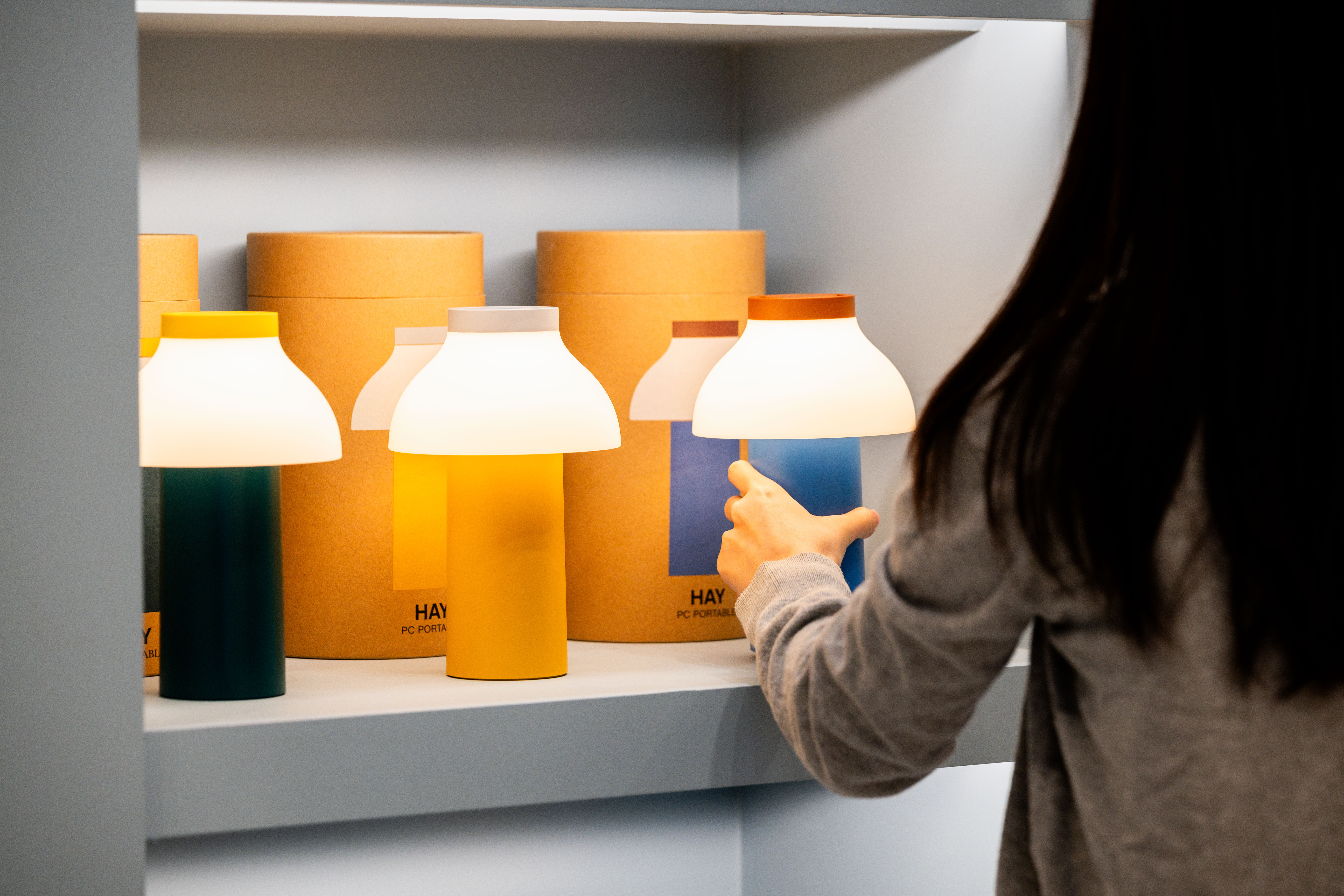 高雄店內陳列多盞不同顏色的 HAY PC Portable 可攜式充電桌燈。