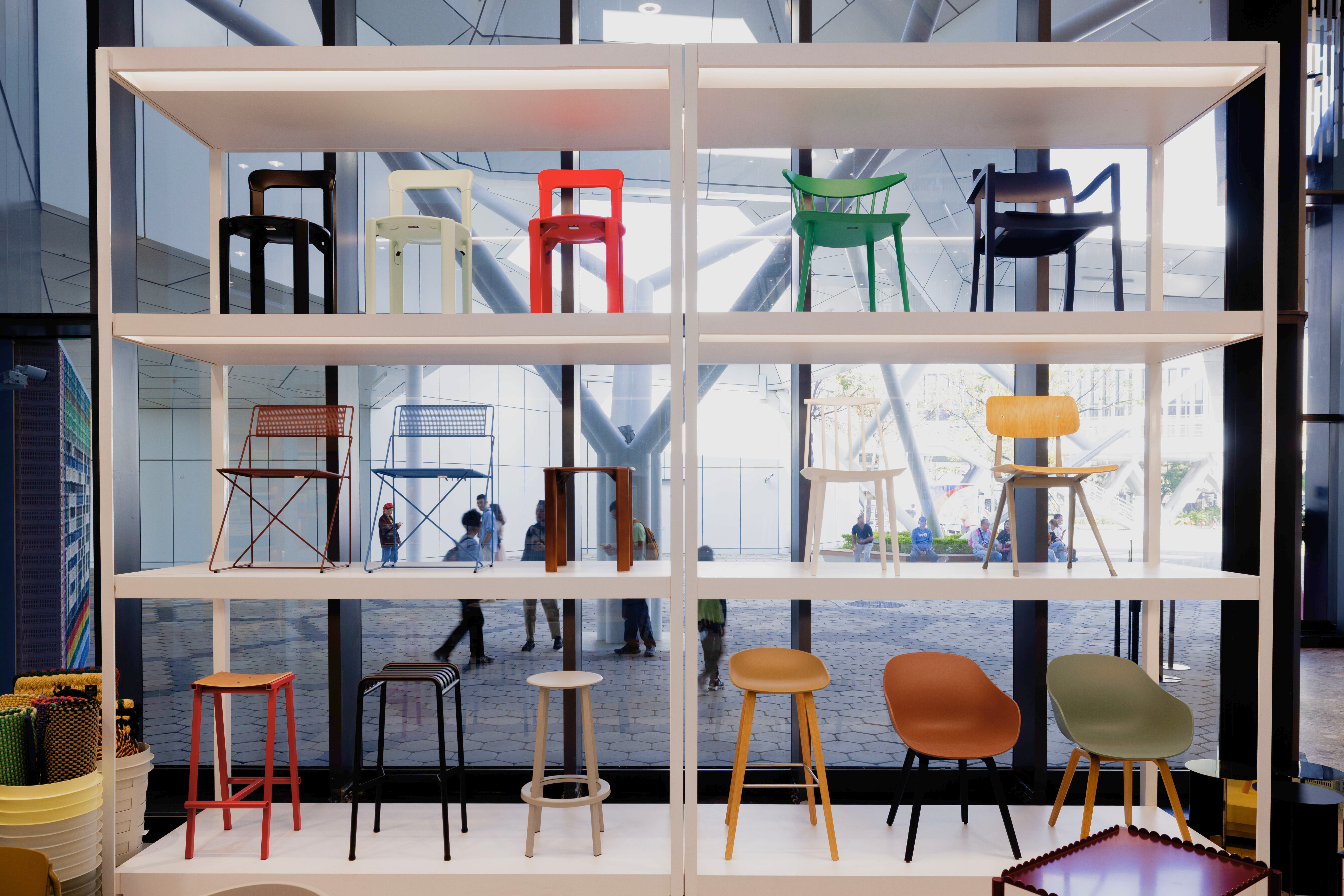 壯觀的 HAY 椅子展示架，層架上擺滿不同款式與色彩的北歐設計餐椅與休閒椅。