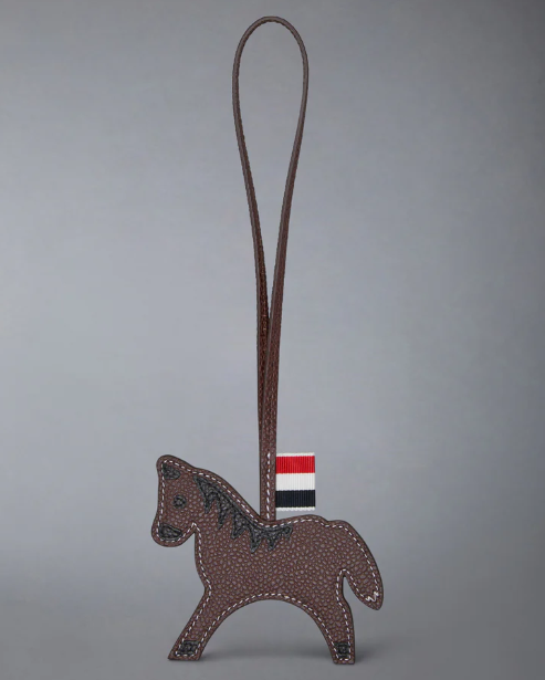1FF0101-141 THOM BROWNE Lunar New Year Pebble Grain Horse Charm (SS26) #UAM105A-00198-205 (A-EU-E)