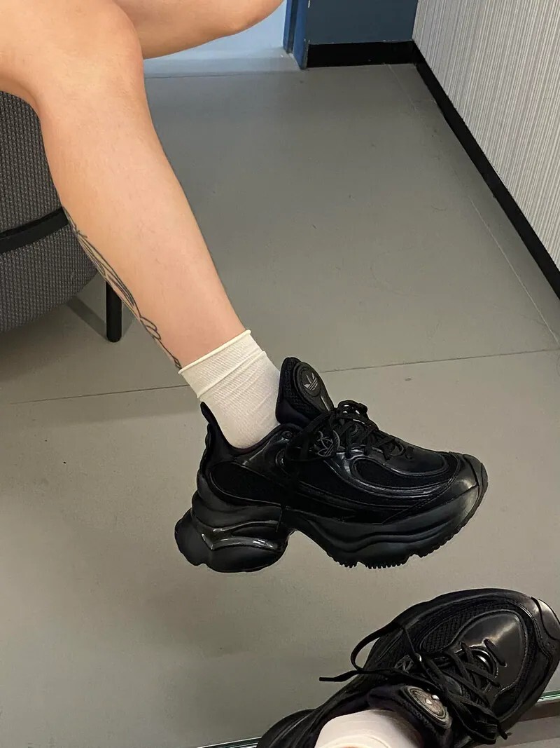 【預購】Adidas Originals Ozvenuz 全黑 黑武士 亮皮 厚底 增高 復古 老爹鞋 慢跑鞋 JS2468