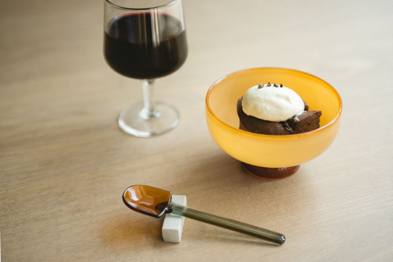 amabro-SNOW BOWL 雙色點心碗，搭配同系列雙色玻璃匙，盛裝甜點冰品，剛剛好