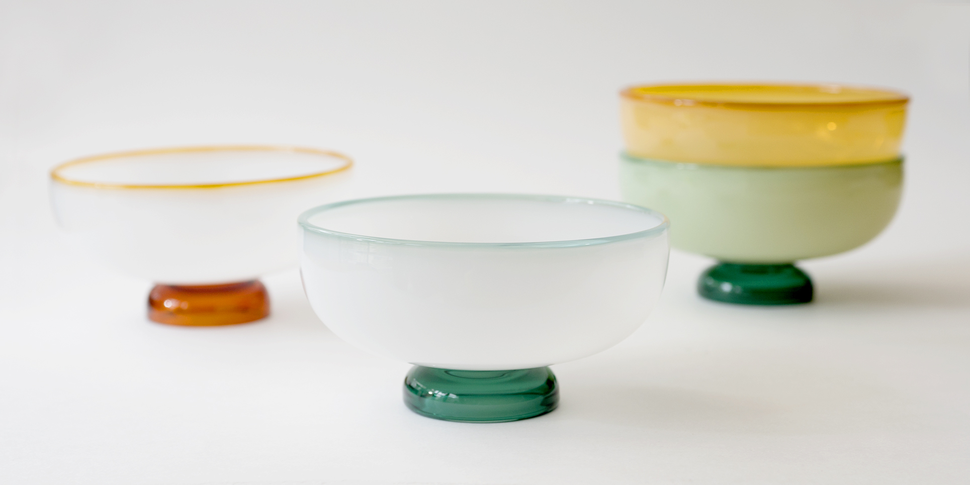 amabro-SNOW BOWL 雙色點心碗，碗的底部選用透明高腳玻璃，讓整體更有日本的感覺。