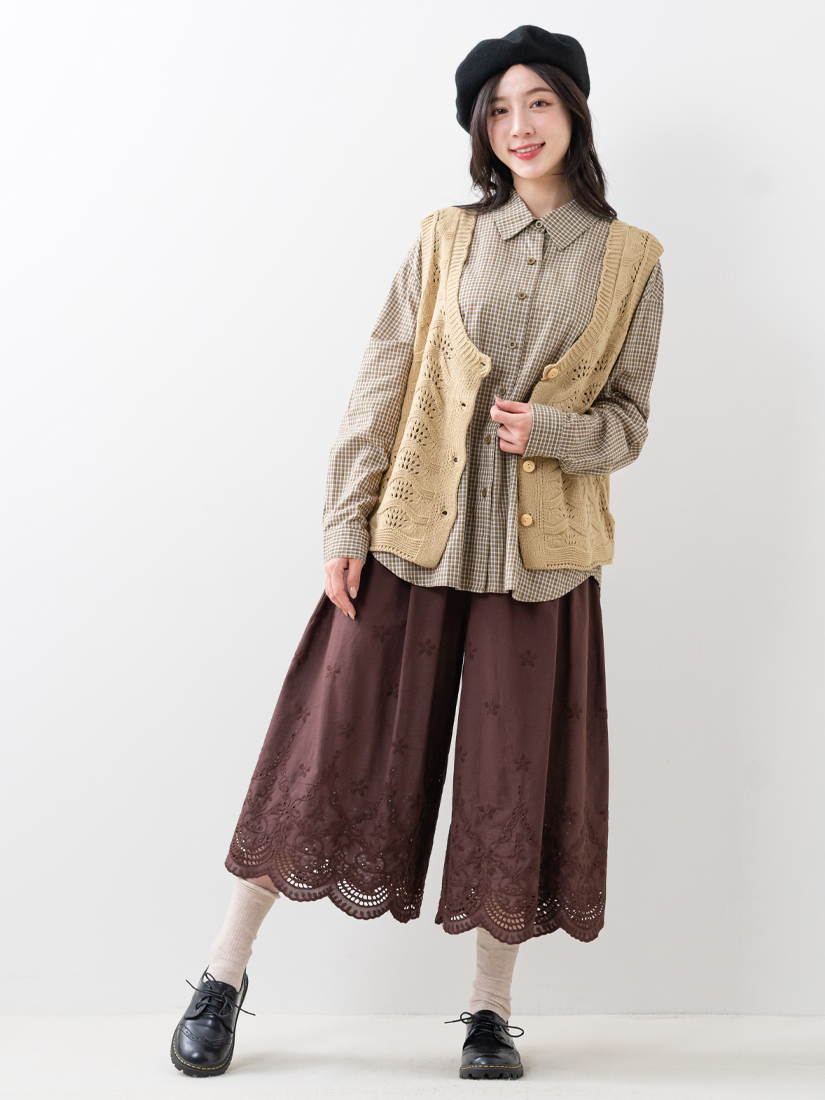 寬鬆簍空排釦背心格紋襯衫繡花寬褲組合