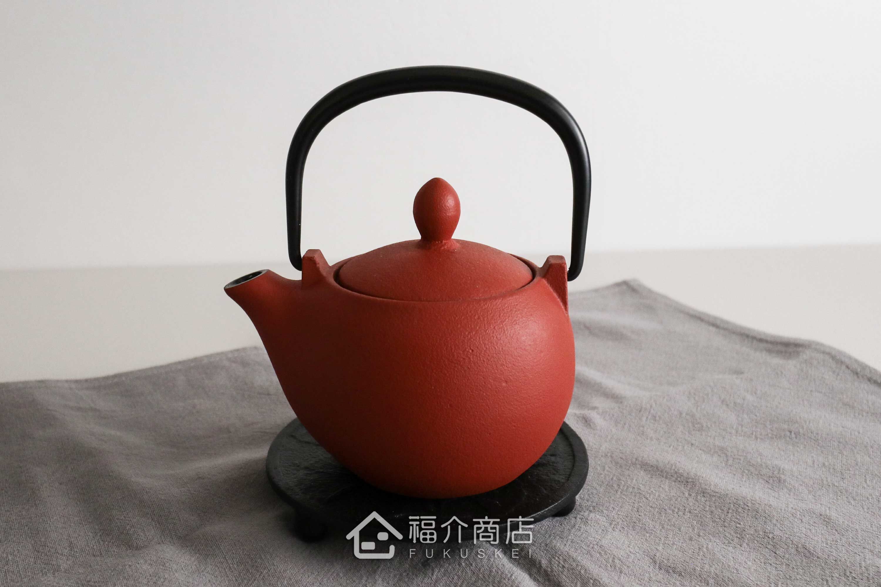 紅色的小容量鑄鐵材質泡茶壺