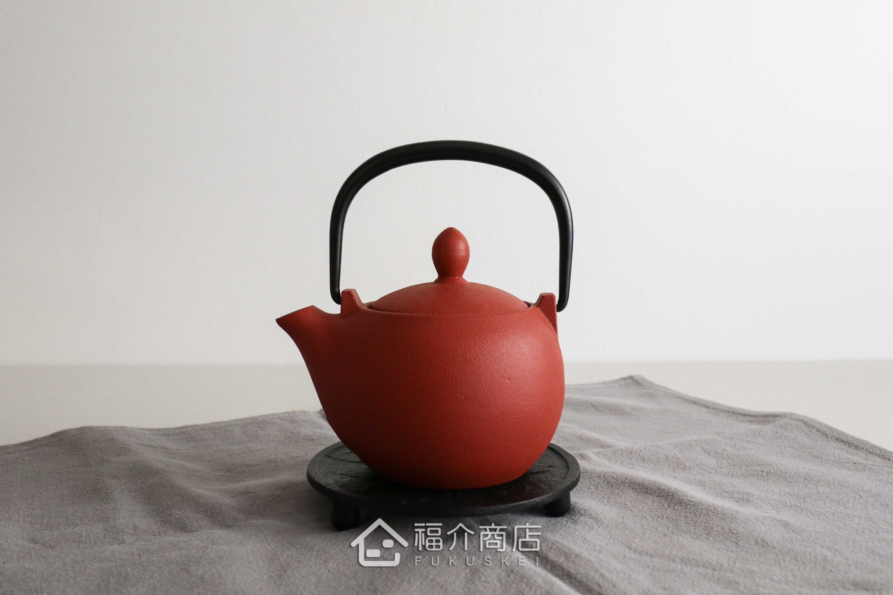 紅色的小容量鑄鐵材質泡茶壺