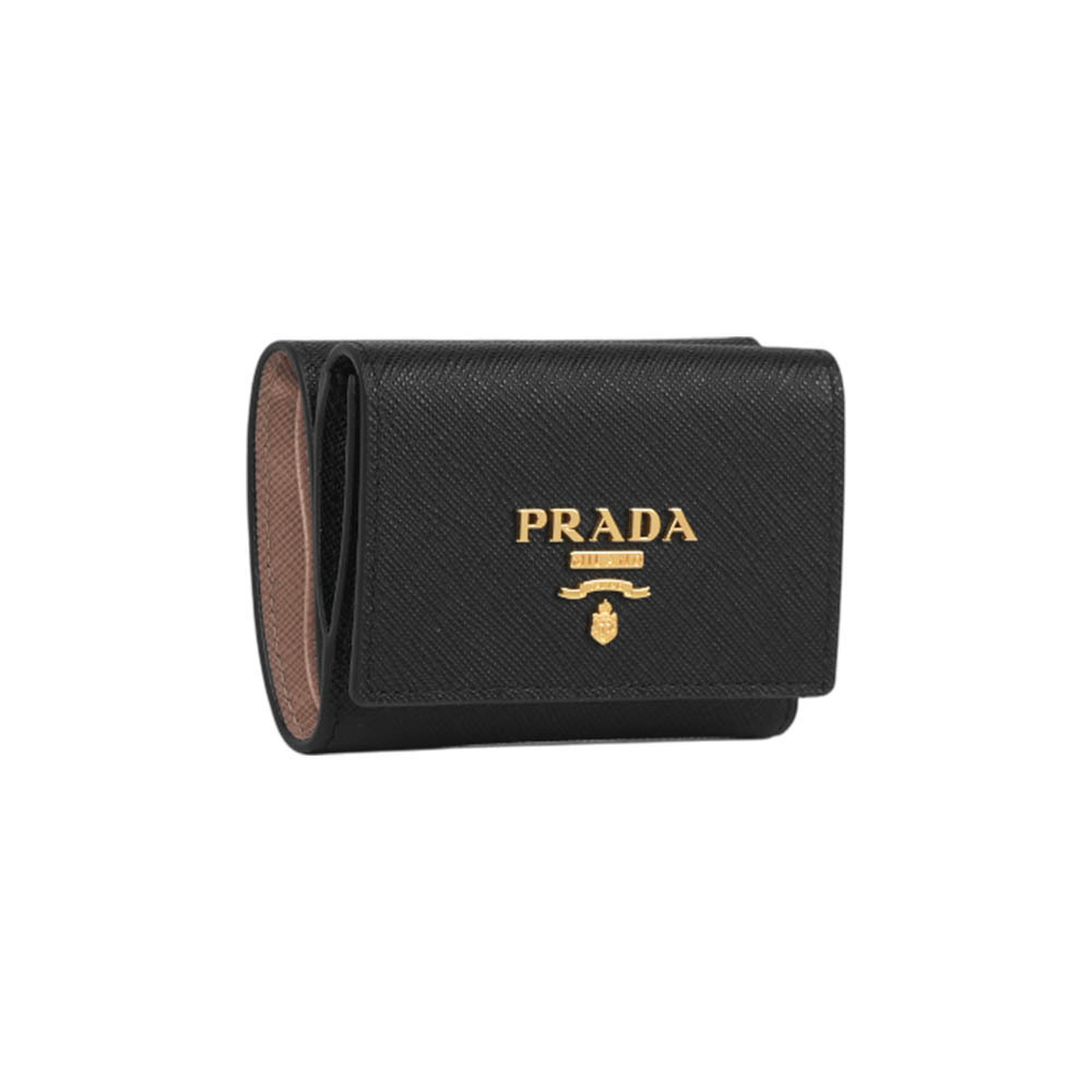【Prada】浮雕Logo 防刮皮革雙釦迷你三折短夾(黑色/淡粉色)
