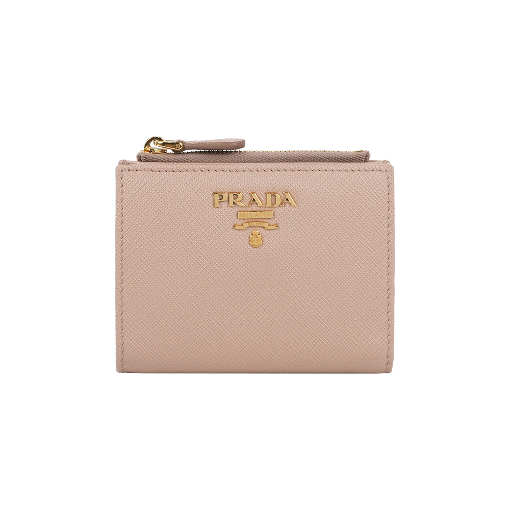 【Prada】三浮雕Logo 防刮皮革釦式二折短夾(藕粉色)