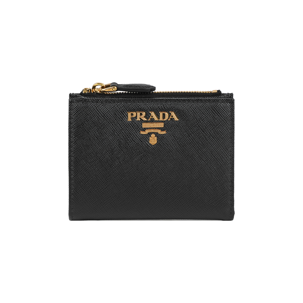 【Prada】浮雕Logo 防刮皮革釦式二折短夾(黑色)