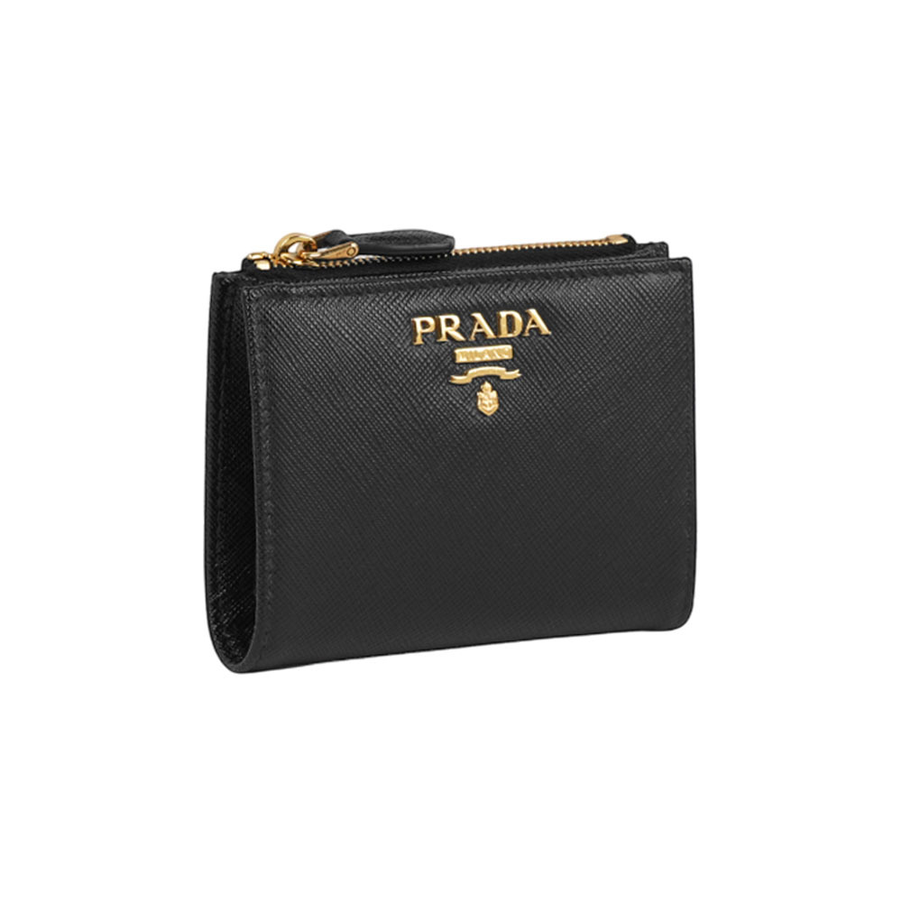 【Prada】浮雕Logo 防刮皮革釦式二折短夾(黑色)