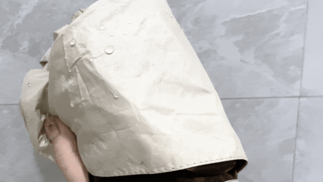 使用雨傘套內層擦拭濕雨傘表面