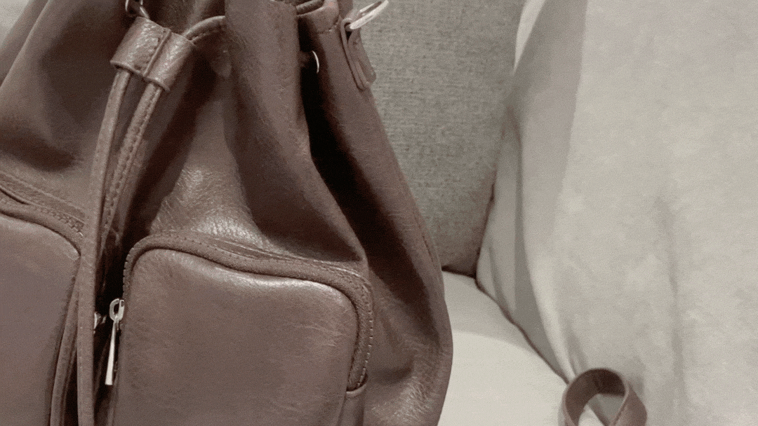 雨傘套捲掛在包包上