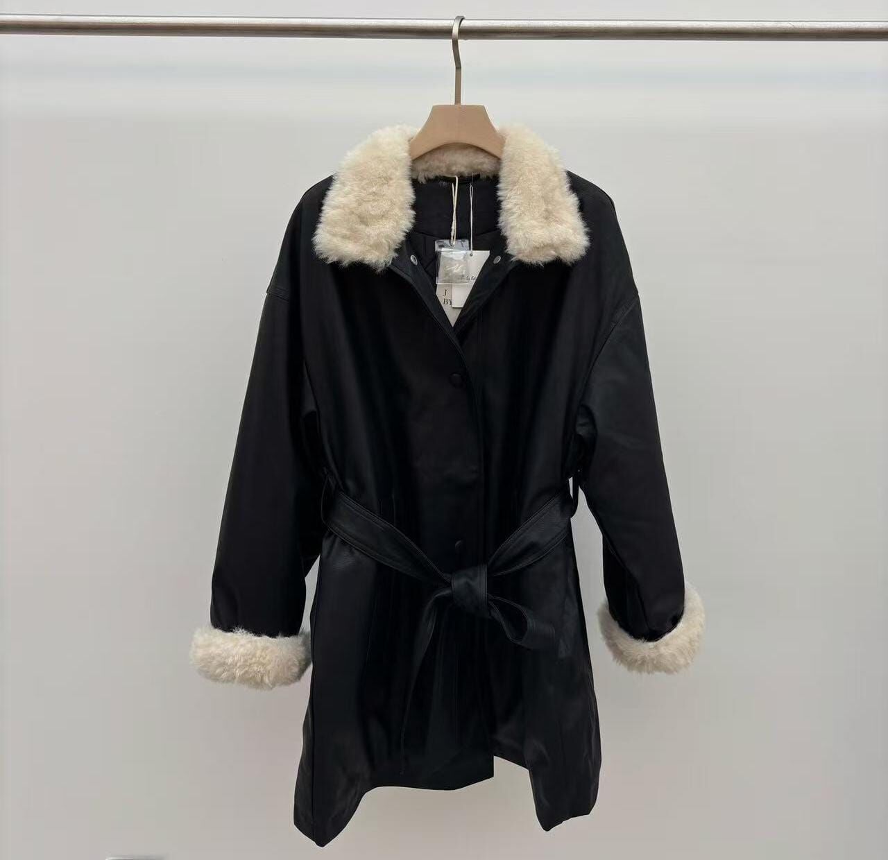 JU5306 黑色氣質翻領毛毛邊大衣