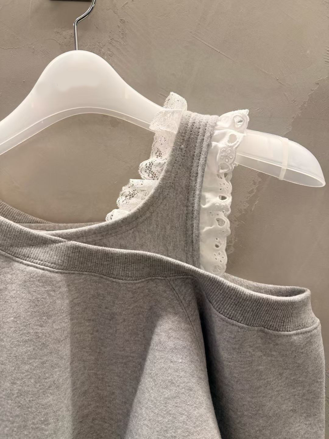 單邊露肩蕾絲肩帶造型衛衣大學TEE / 2色