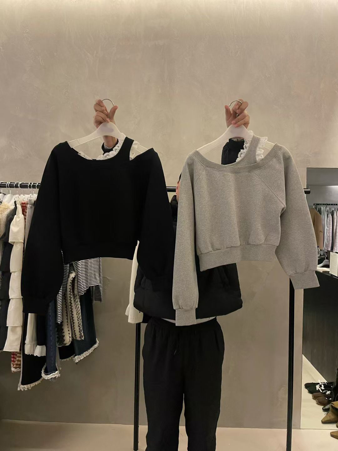 單邊露肩蕾絲肩帶造型衛衣大學TEE / 2色