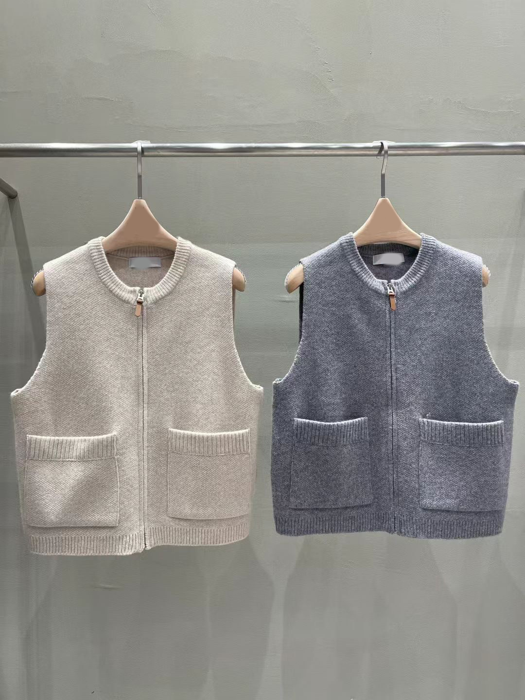 方形雙口袋元領拉鍊背心外套 / 2色