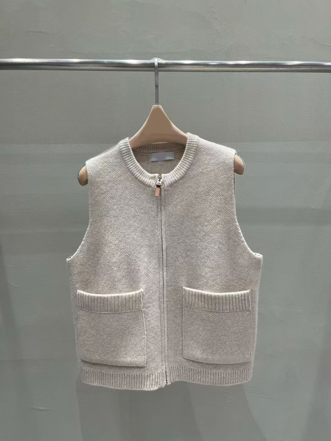 方形雙口袋元領拉鍊背心外套 / 2色